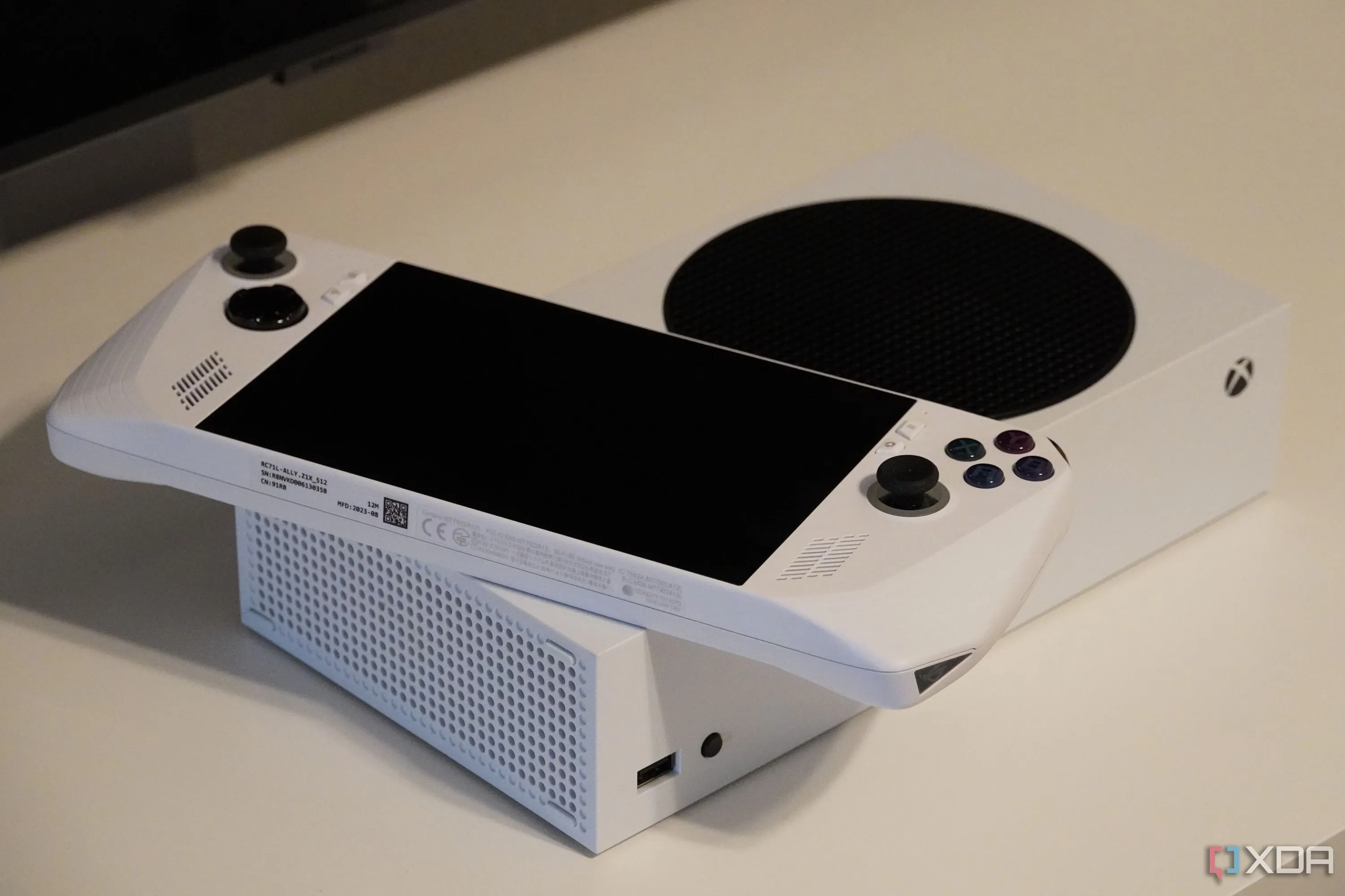 Thiết bị chơi game cầm tay ROG Ally đặt trên console Xbox Series S, thể hiện sự đa dạng của nền tảng gaming