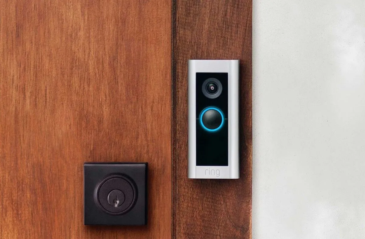 Thiết bị chuông cửa thông minh Ring Video Doorbell Pro 2, đại diện cho các thiết bị IoT cần được bảo vệ trong mạng gia đình
