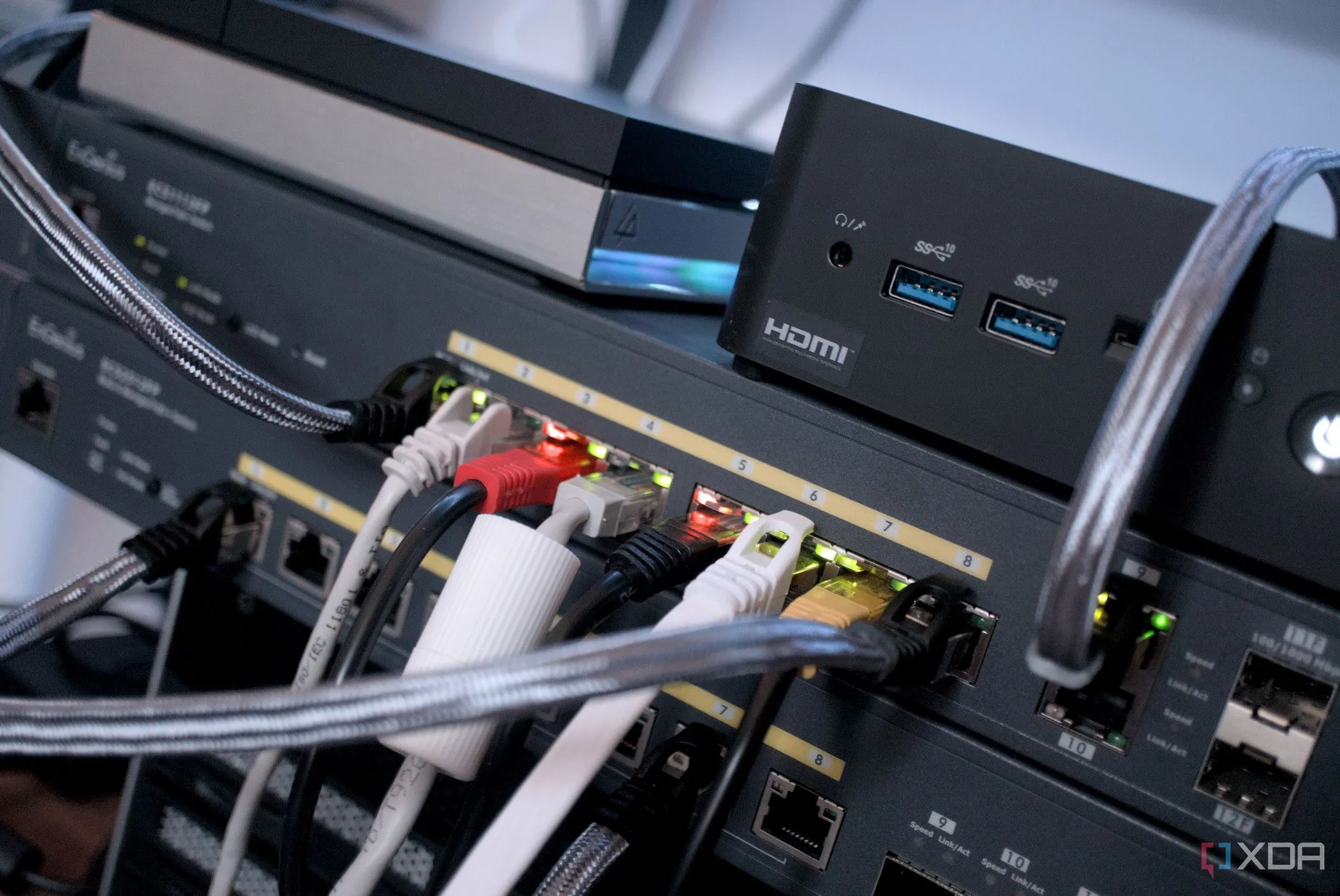 Thiết bị chuyển mạch mạng cùng NAS và router, đại diện cho phần cứng mạng gia đình