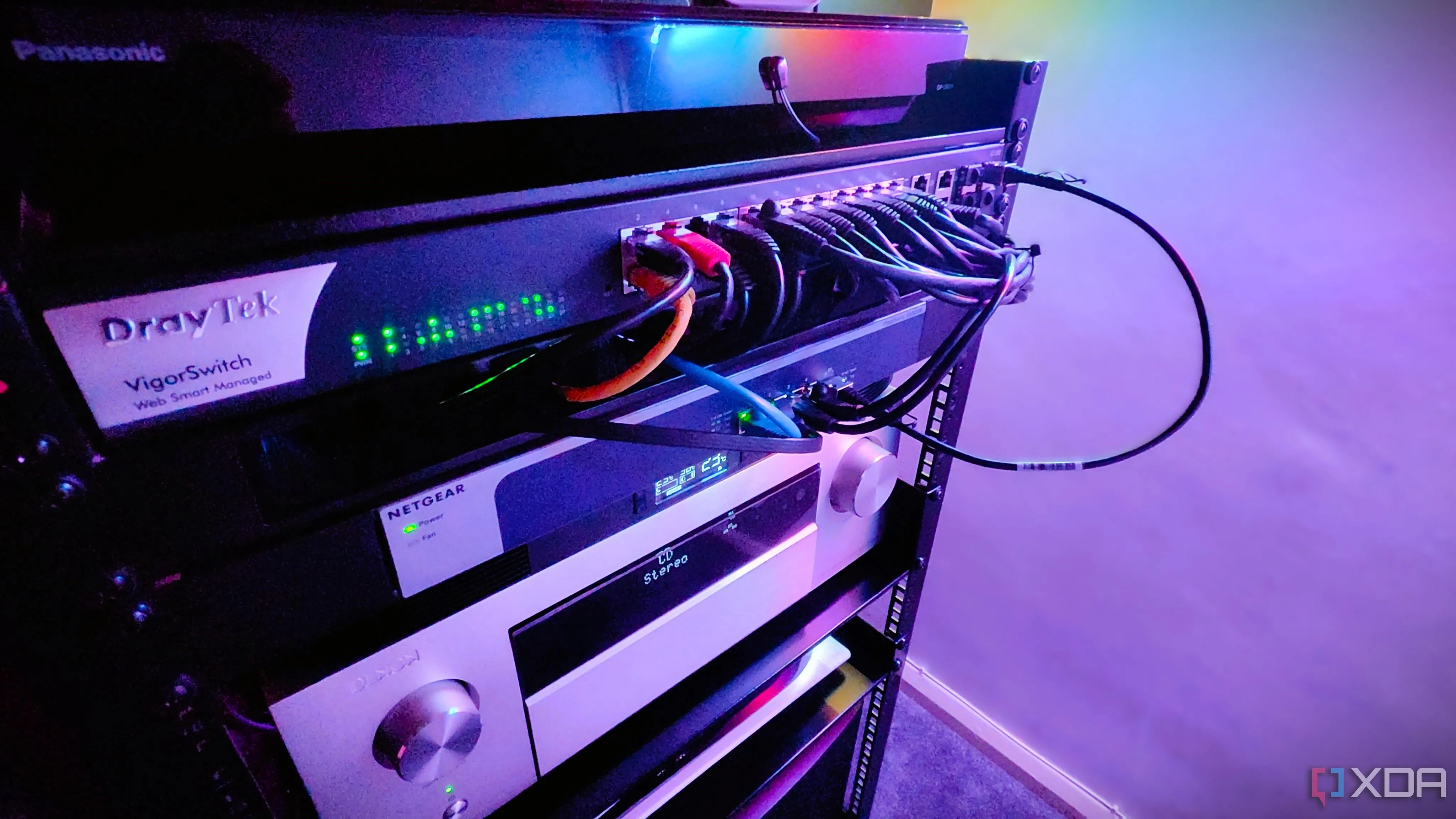Thiết bị chuyển mạch mạng (network switch) trong tủ rack, thể hiện các thiết bị kết nối mạng có dây