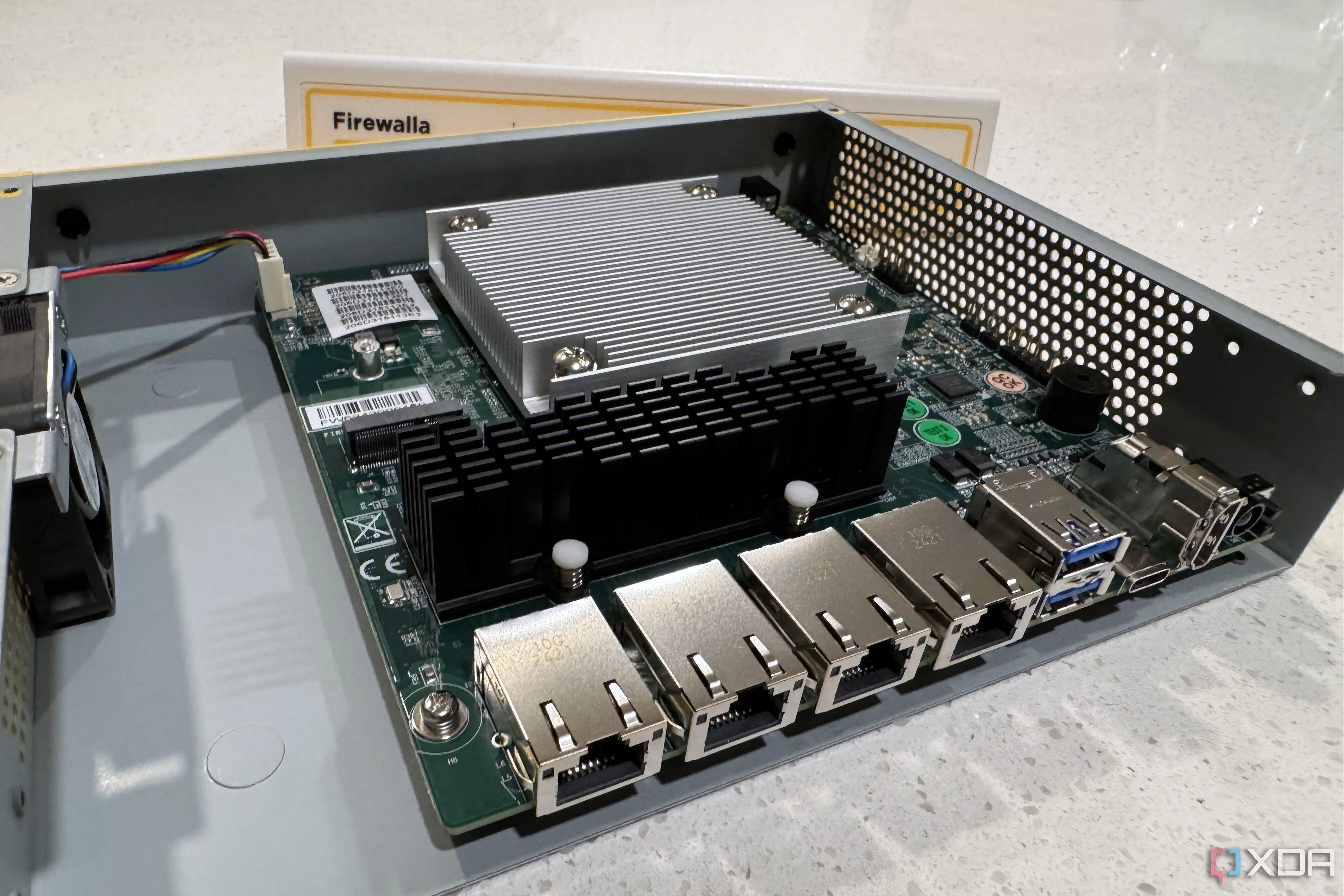 Thiết bị Firewalla Gold Pro mở nắp để lộ các cổng kết nối