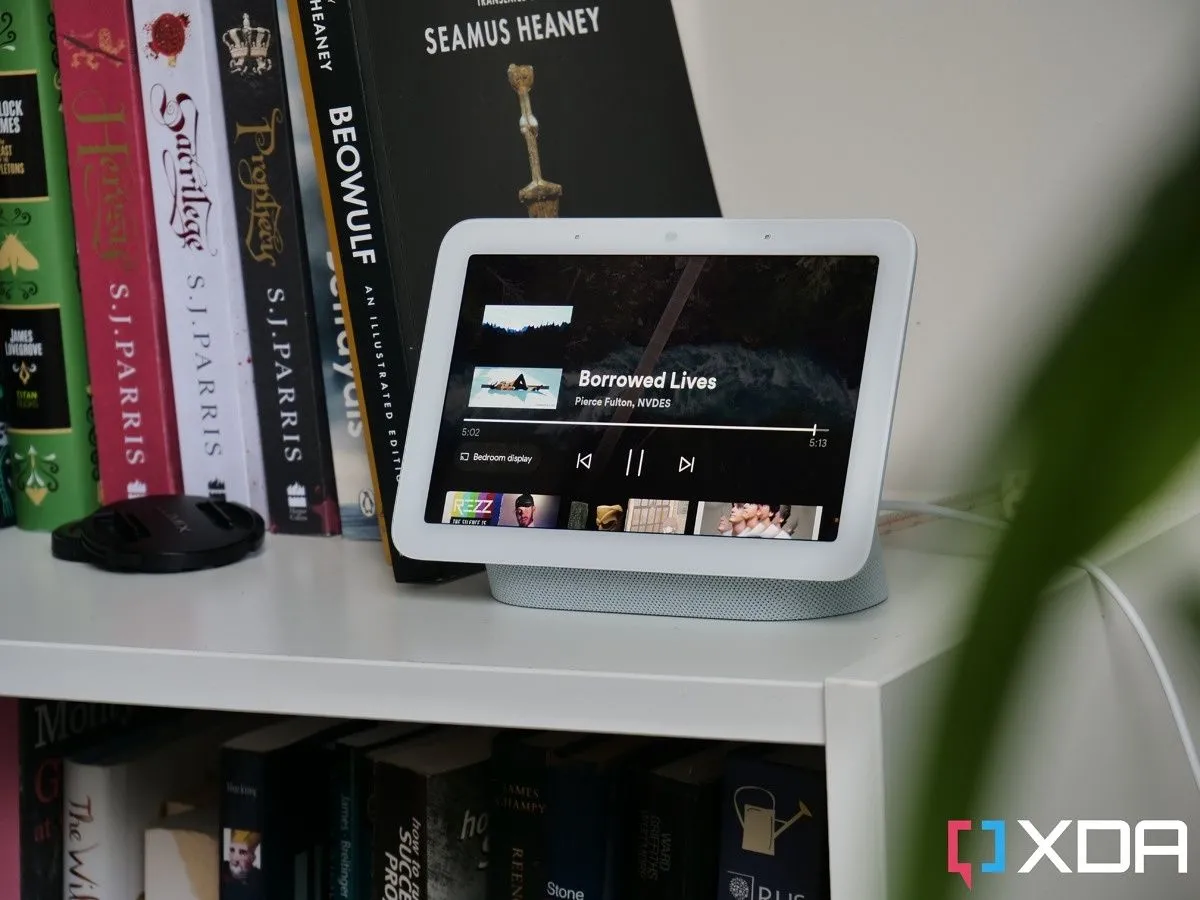 Thiết bị Google Nest Hub thế hệ 2 màu trắng trên kệ sách, minh họa tiềm năng thay thế màn hình thông minh bằng Home Assistant