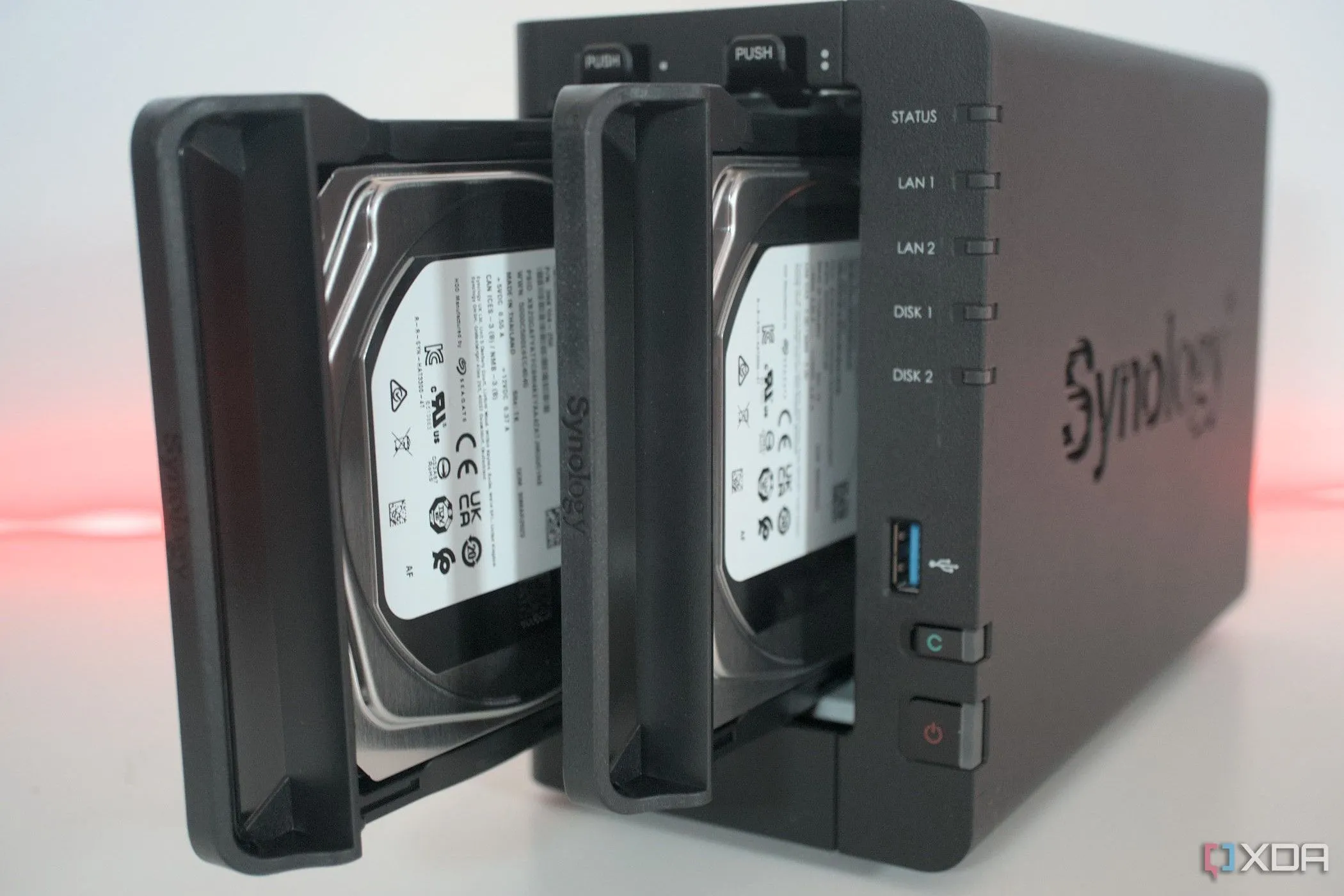 Thiết bị lưu trữ mạng NAS Synology DiskStation D224+ màu đen với hai ổ cứng HDD