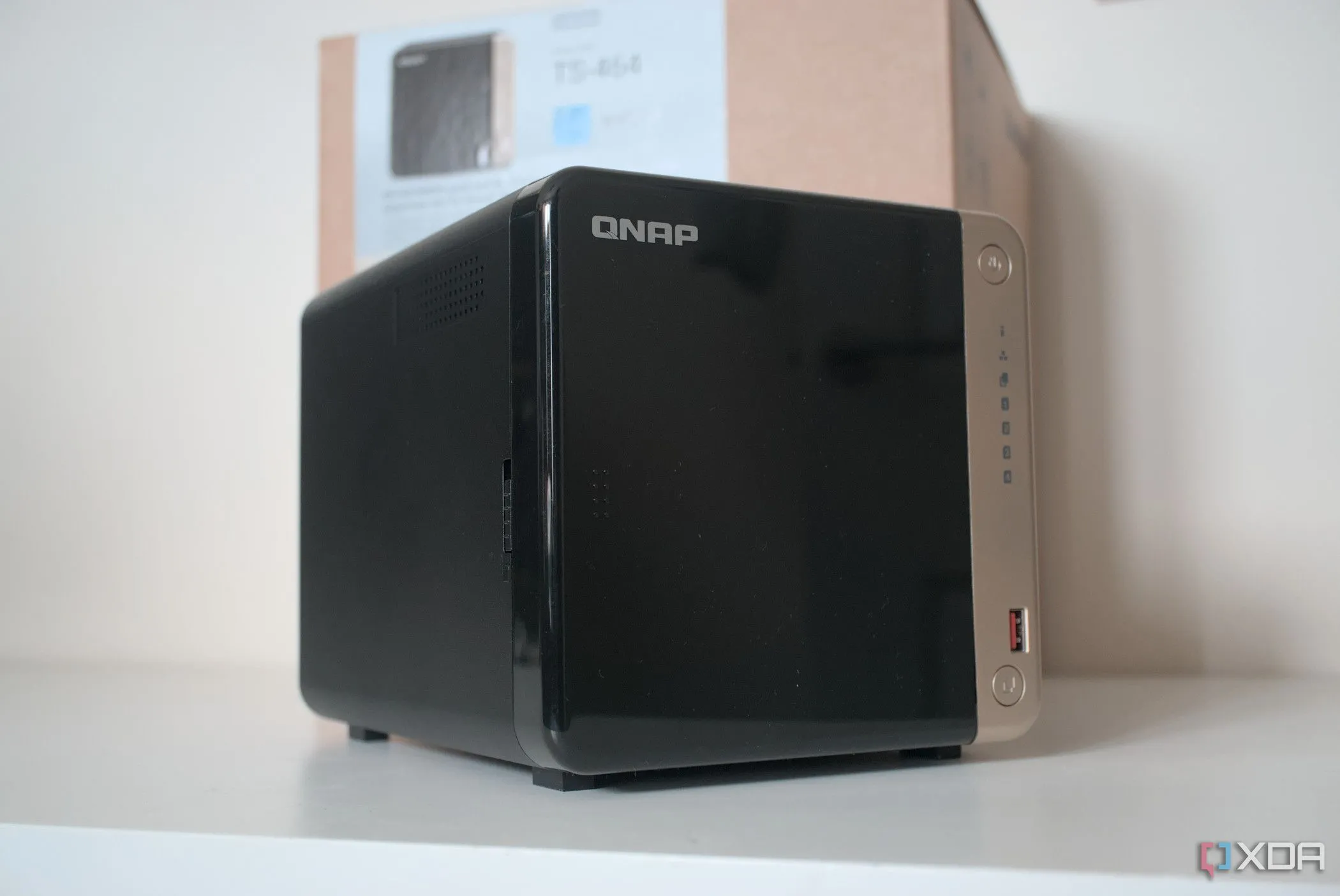 Thiết bị NAS QNAP TS-464 nhìn từ góc nghiêng, minh họa cho máy chủ media và HTPC sử dụng ổ cứng HDD.