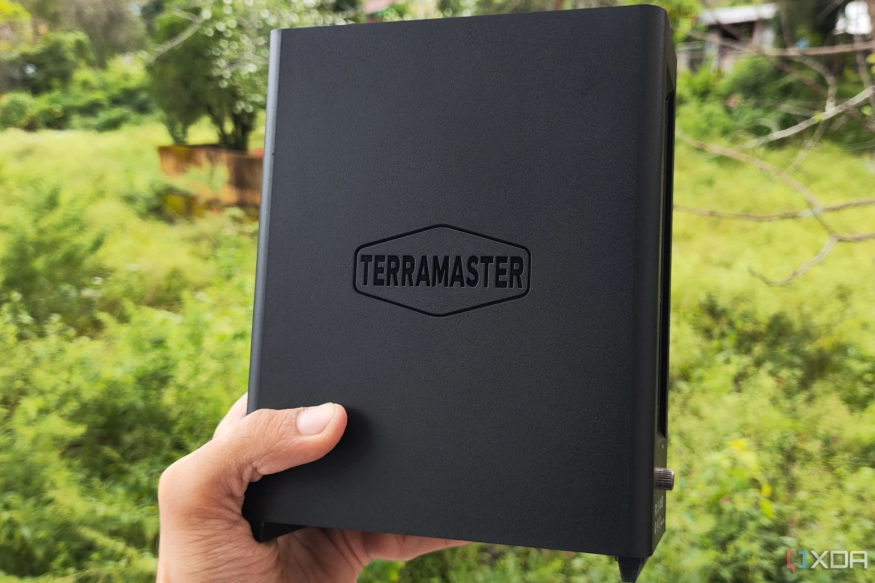 Thiết bị NAS TerraMaster F8 SSD Plus trong tay người dùng, minh họa khả năng truy cập dữ liệu tốc độ cao không cần Internet