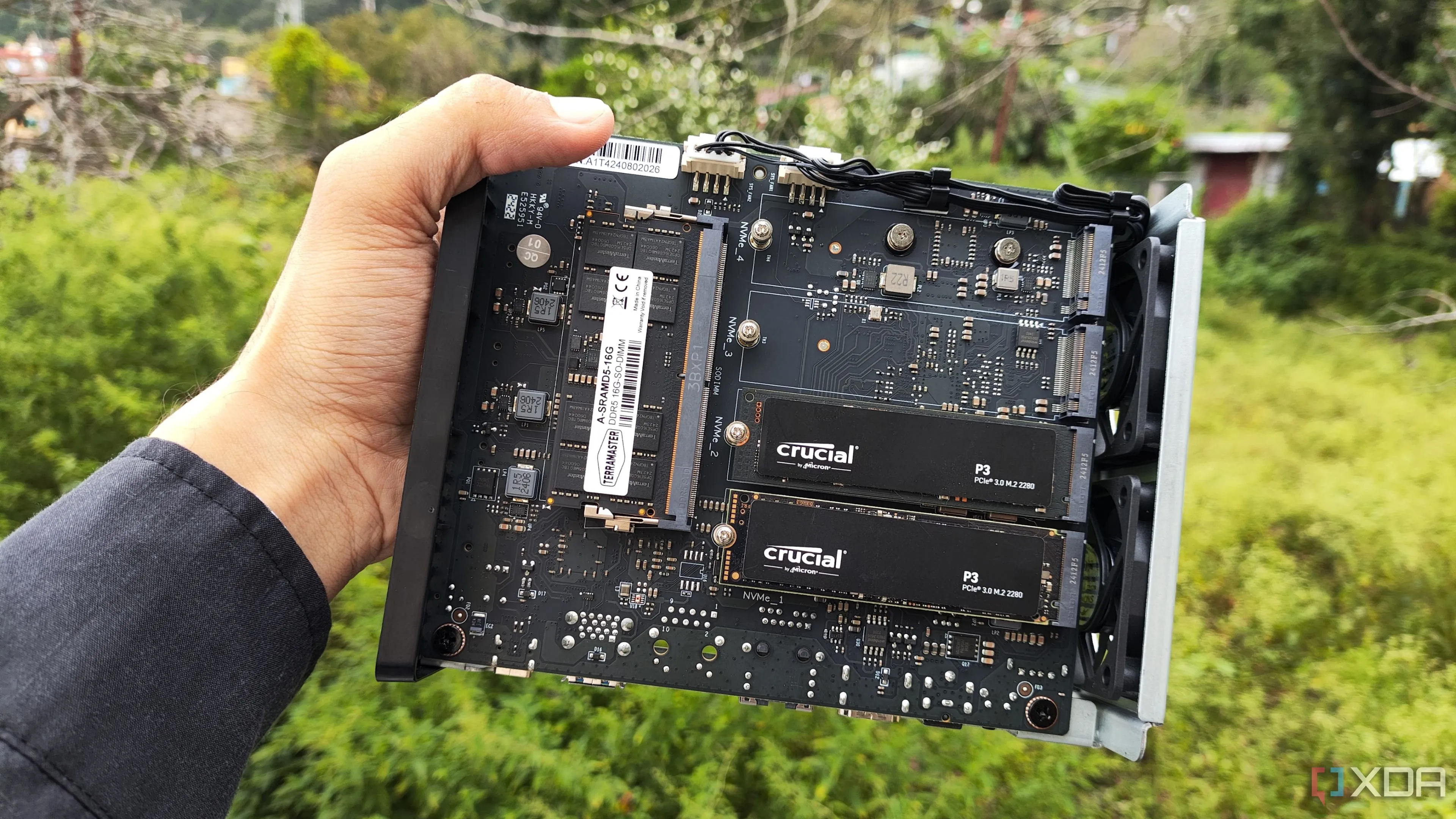Thiết bị NAS TerraMaster F8 SSD Plus với hai ổ SSD PCIe 3.0 được lắp sẵn, minh họa cho giải pháp SSD caching