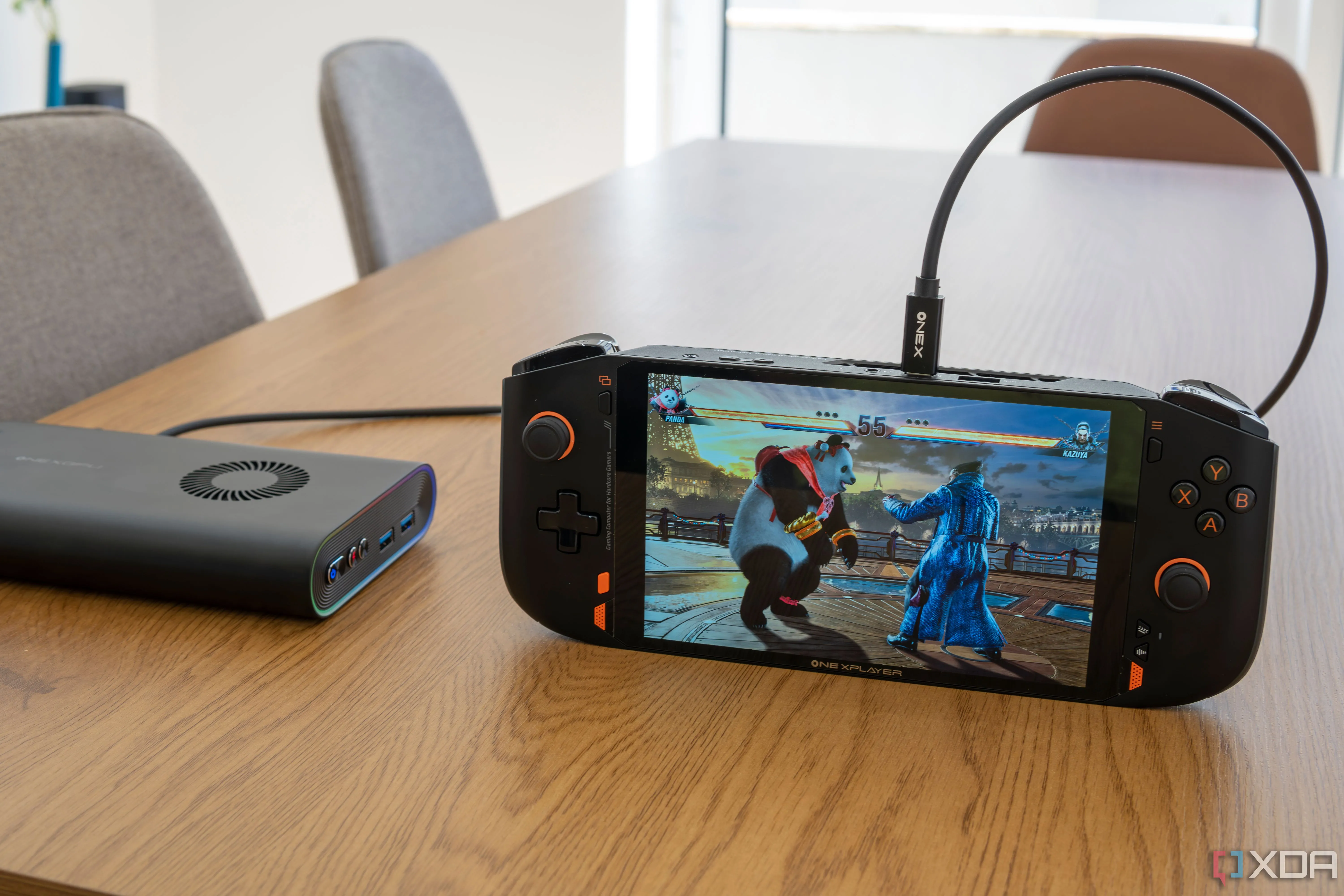 Thiết bị One Cplayer Mini Pro kết nối với eGPU, đang chạy game Tekken 8, minh họa khả năng gaming mạnh mẽ