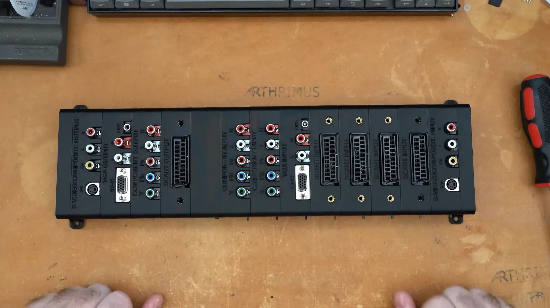 Thiết bị Scalable Video Switch, bộ chuyển đổi đa console giúp đơn giản hóa kết nối game retro