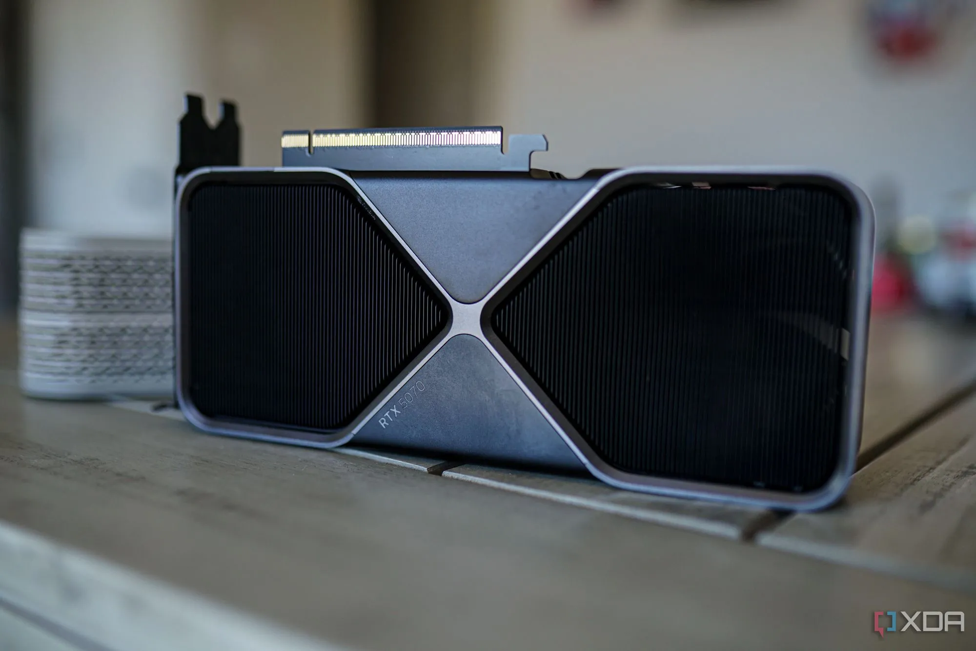 Thiết kế quạt kép tản nhiệt của card đồ họa Nvidia RTX 5070 Founder's Edition