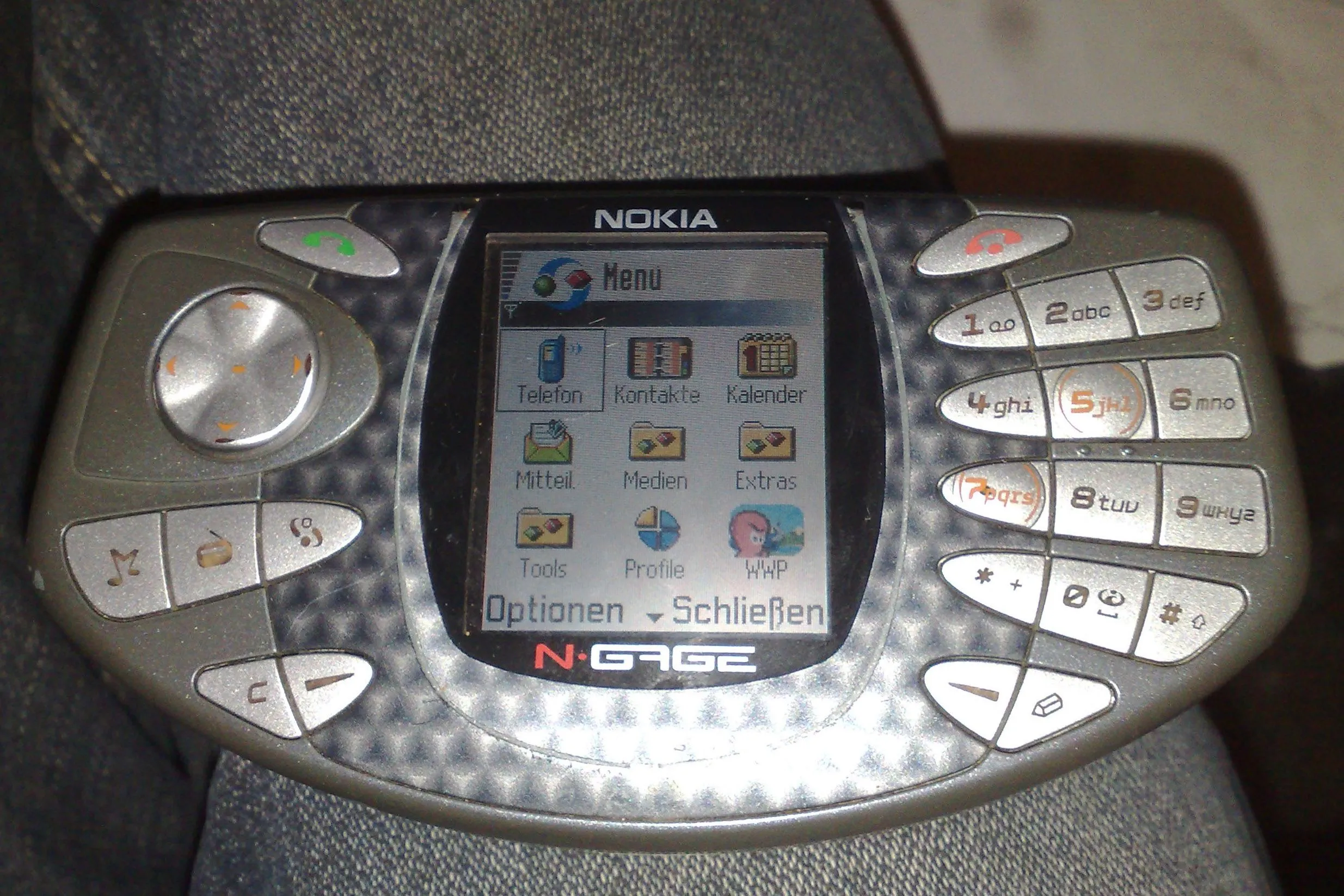 Thiết kế &quot;taco phone&quot; của Nokia N-Gage đời đầu với màn hình dọc, một yếu tố gây khó chịu cho người dùng và game thủ