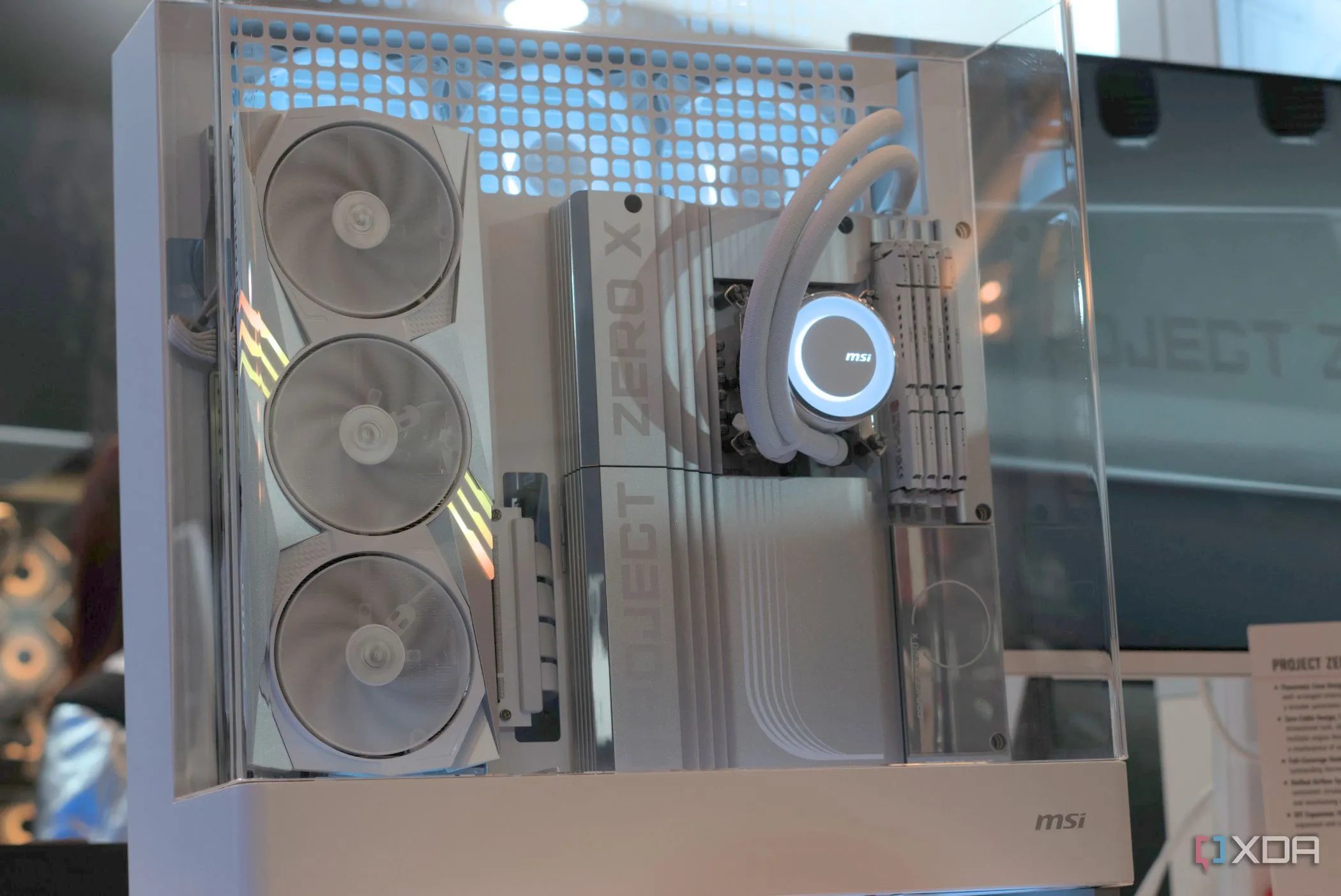 Thiết kế vỏ case MSI Project Zero X màu trắng bạc độc đáo, khoe trọn vẻ đẹp của bo mạch chủ và linh kiện trắng bên trong