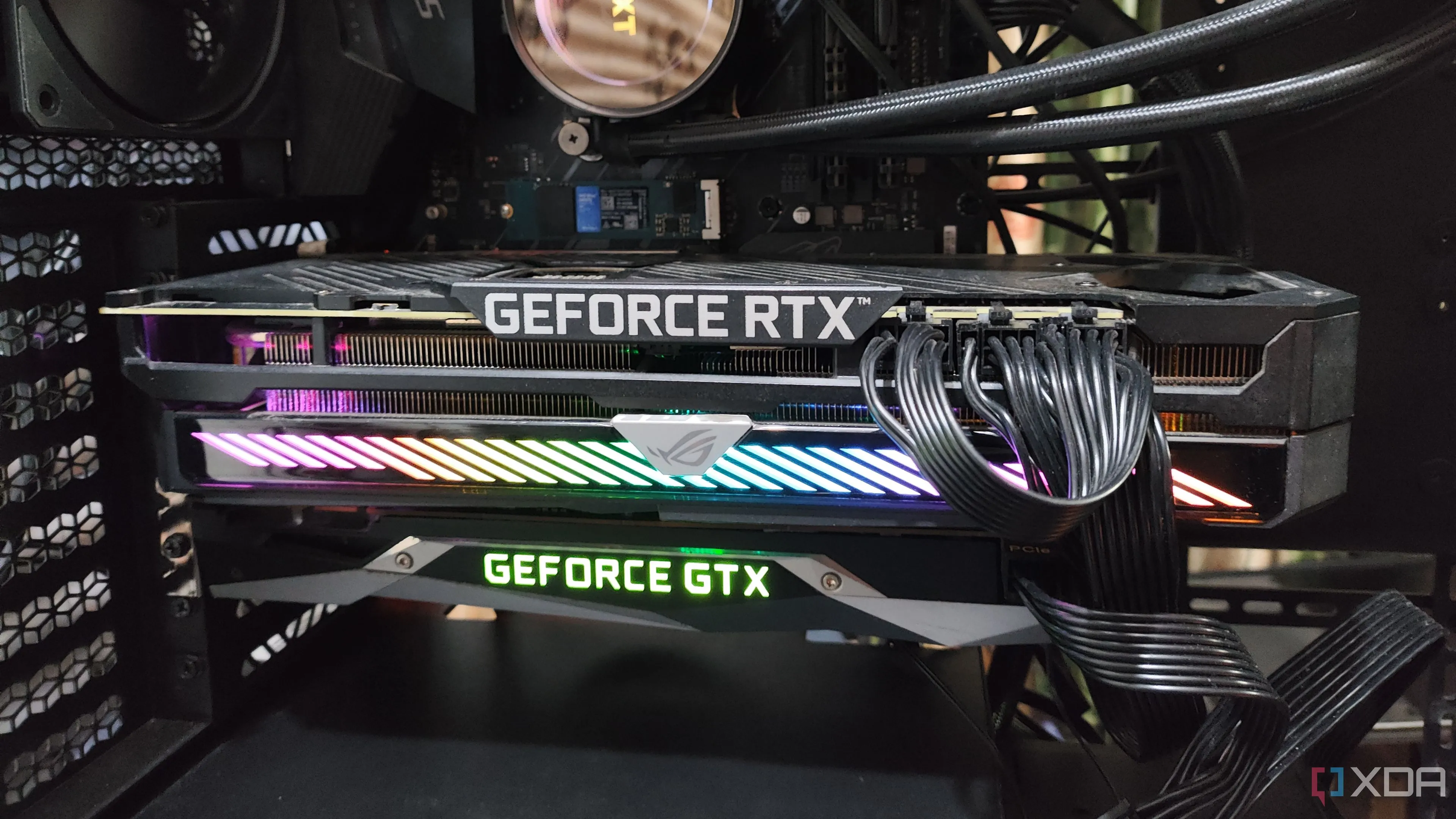 Thiết lập máy tính với hai card đồ họa: một Nvidia RTX 3080 Ti màu đen và một Nvidia GTX 1080 màu bạc, được kết nối trên bo mạch chủ
