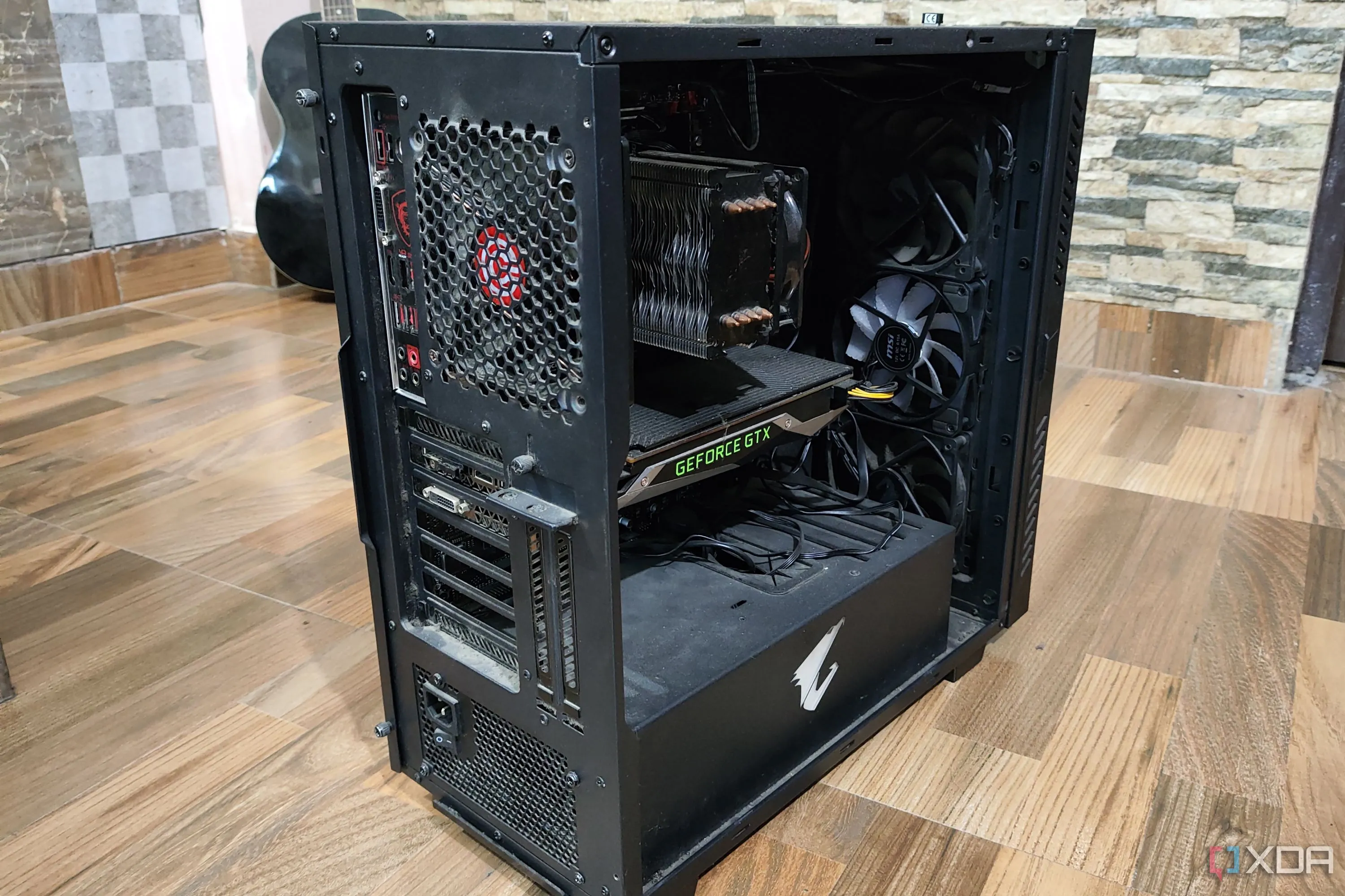 Thùng máy tính Gigabyte Aorus ACW300 chứa cấu hình Ryzen 5 1600 và GTX 1080, dùng cho các bài kiểm tra ổ cứng