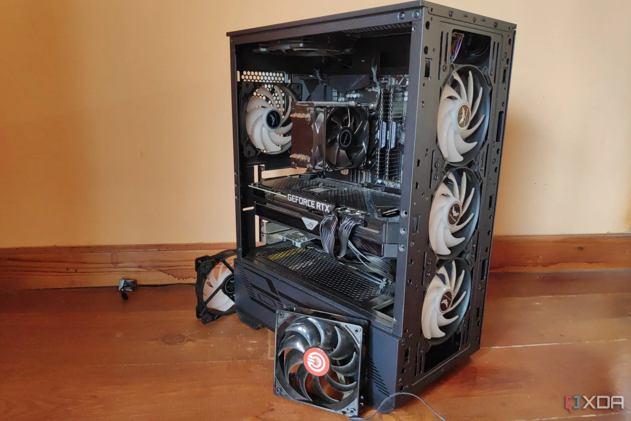 Thùng máy tính MSI Forge 110R với quạt làm mát, gợi ý việc tái sử dụng PC cũ thành NAS tự chế.