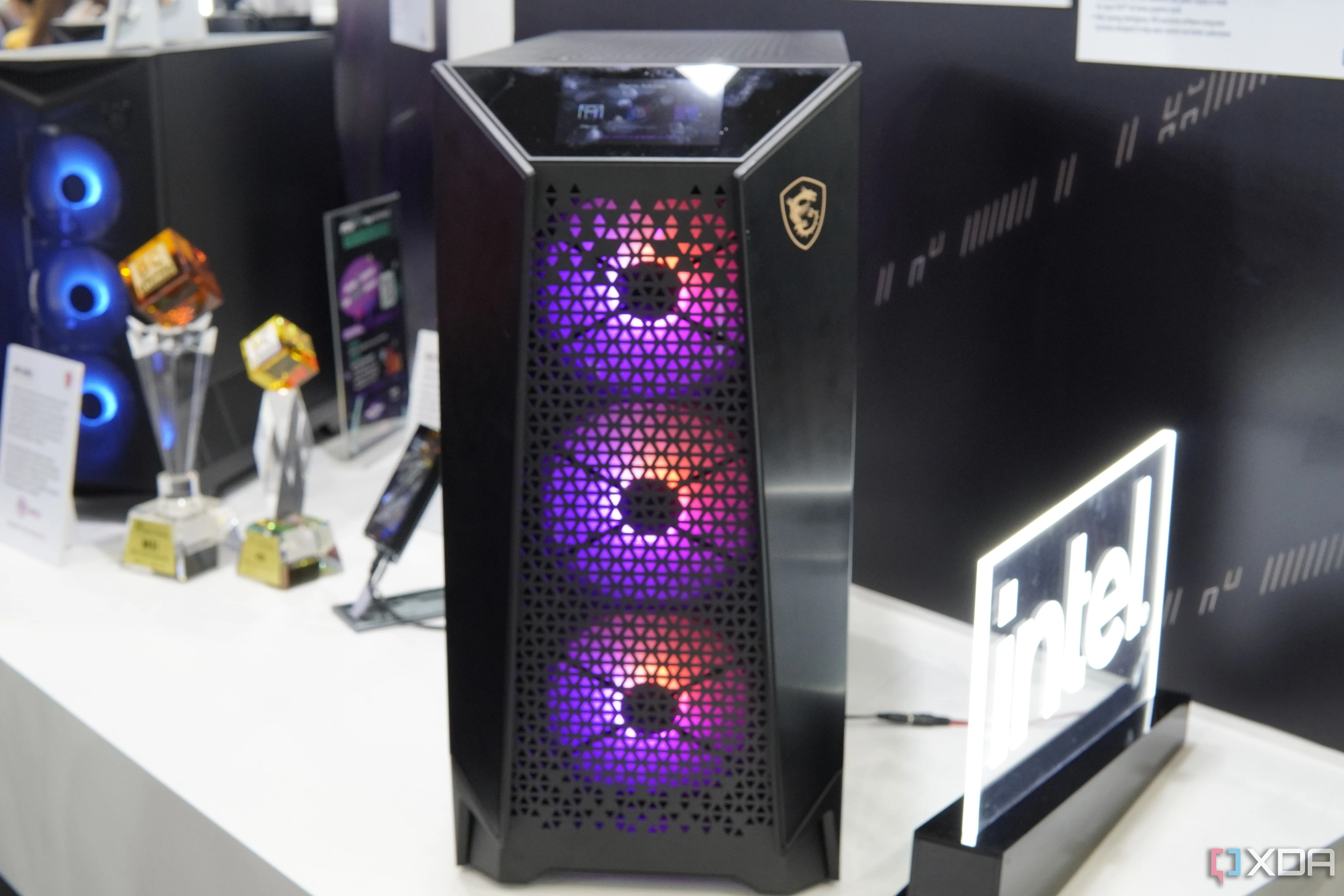 Thùng máy tính MSI MEG nhìn từ phía trước với nhiều quạt RGB lắp đặt, minh họa cho lầm tưởng &quot;càng nhiều quạt càng tốt&quot; trong tản nhiệt PC.