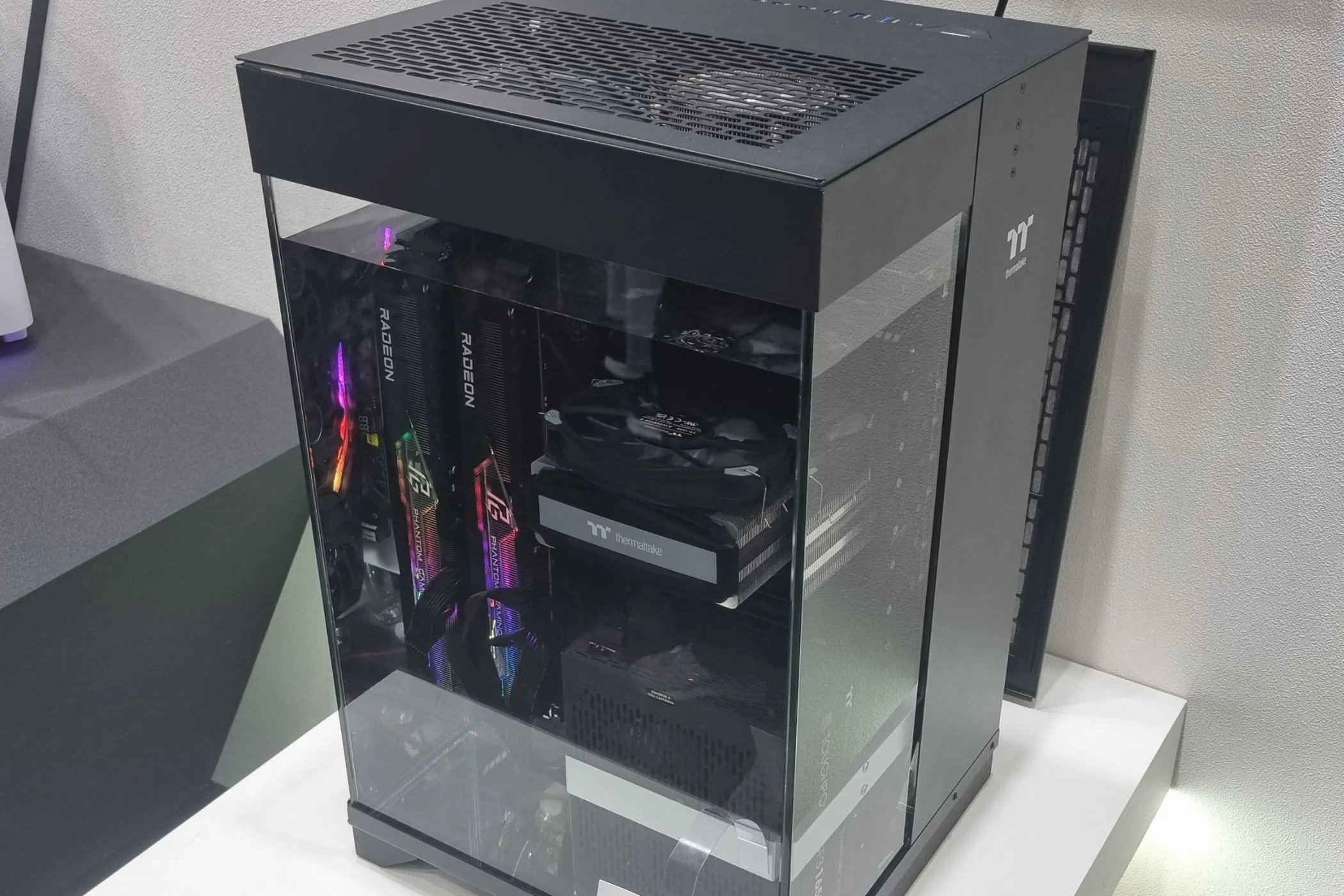 Thùng PC tản nhiệt dầu độc đáo từ Intel và ASRock, một giải pháp làm mát thay thế tản nhiệt truyền thống