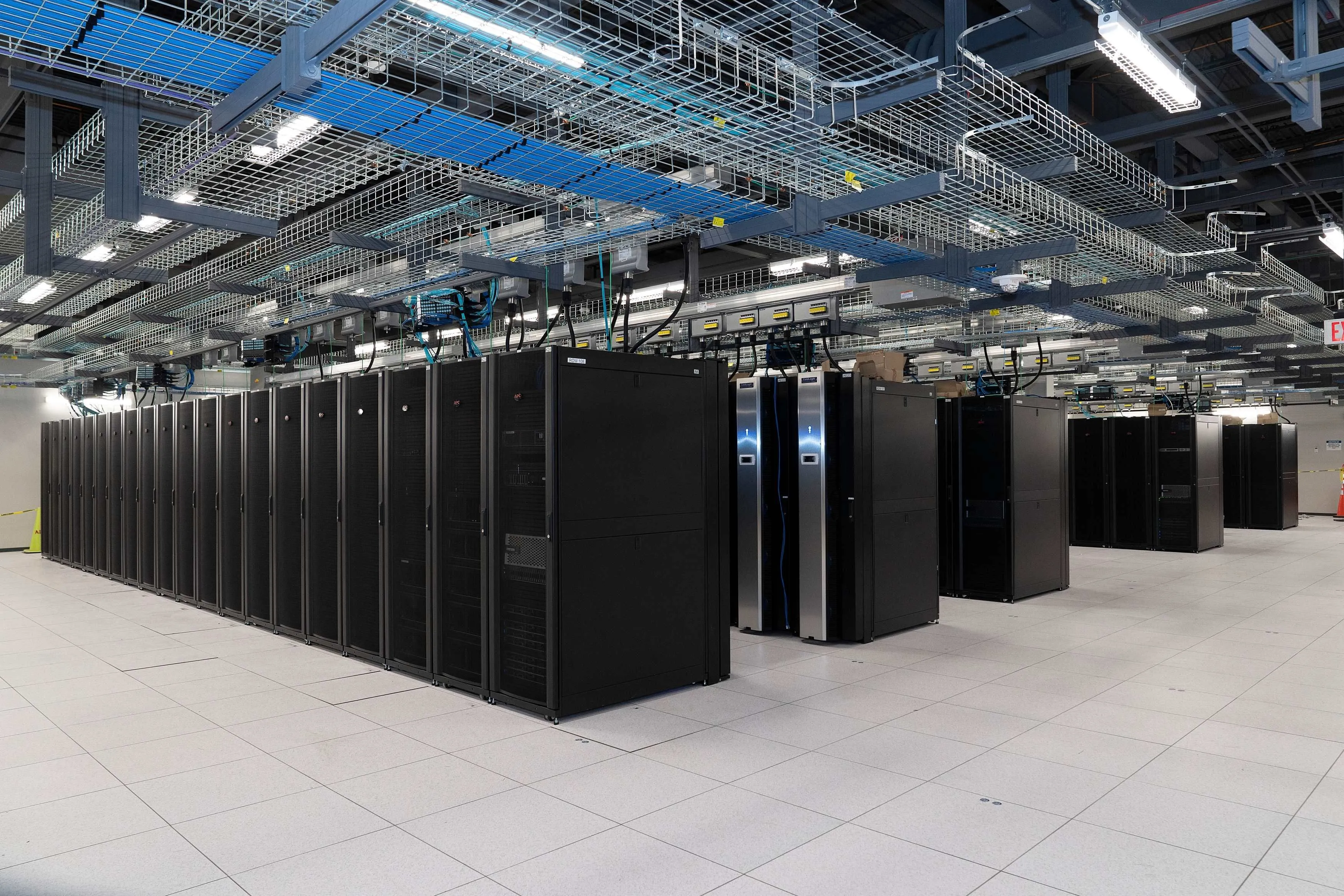 Toàn cảnh trung tâm dữ liệu với nhiều tủ rack, biểu tượng cho dịch vụ lưu trữ đám mây và hạ tầng sao lưu chuyên nghiệp