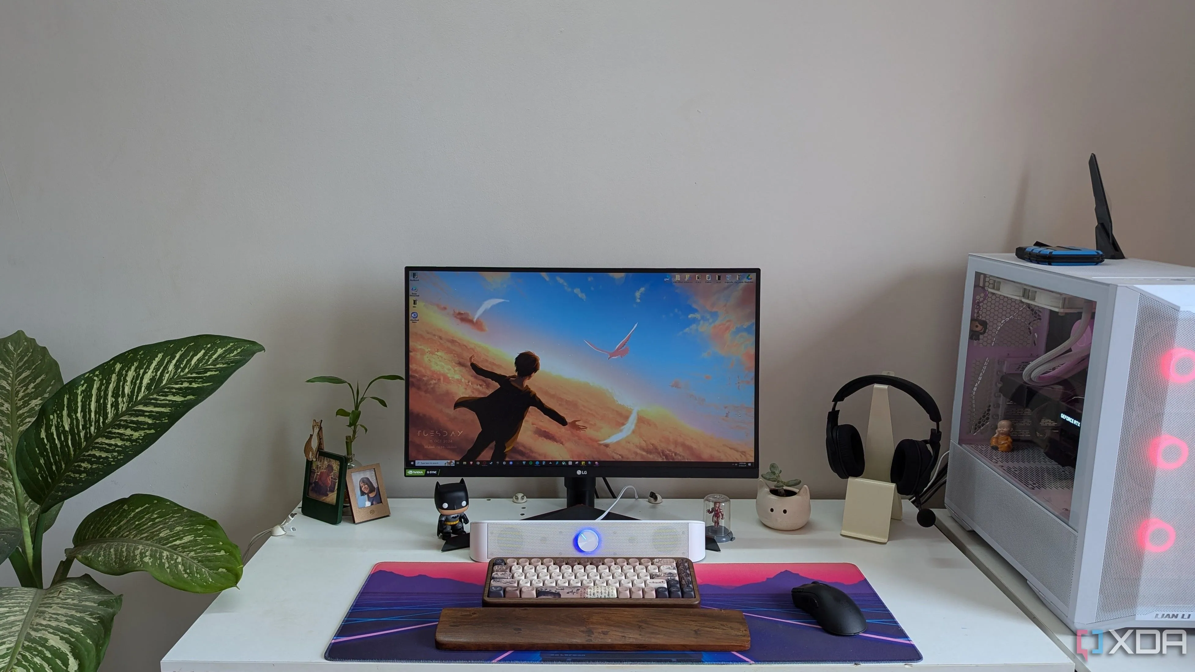 Tổng quan bàn làm việc PC với máy tính, màn hình và các phụ kiện được sắp xếp gọn gàng, thể hiện sự tối giản và hiệu quả không gian.