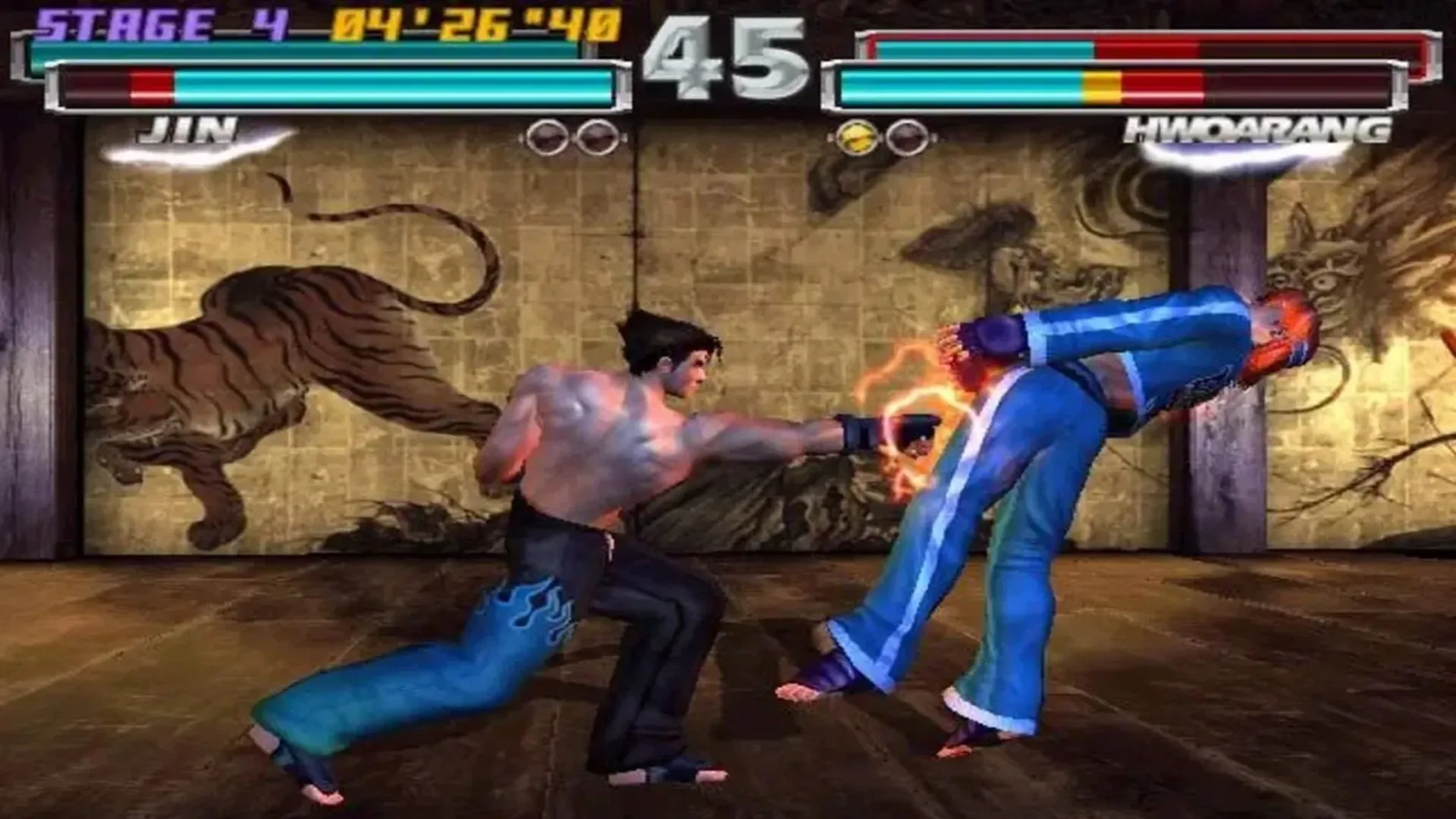 Trận đấu sôi động giữa Jin và Hwoarang trong Tekken Tag Tournament trên nền đồ họa 3D cổ điển.