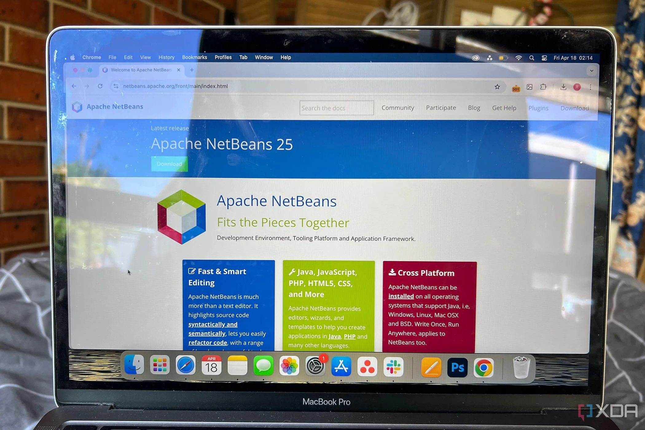 Trang web chính thức của Apache NetBeans hiển thị trên màn hình MacBook