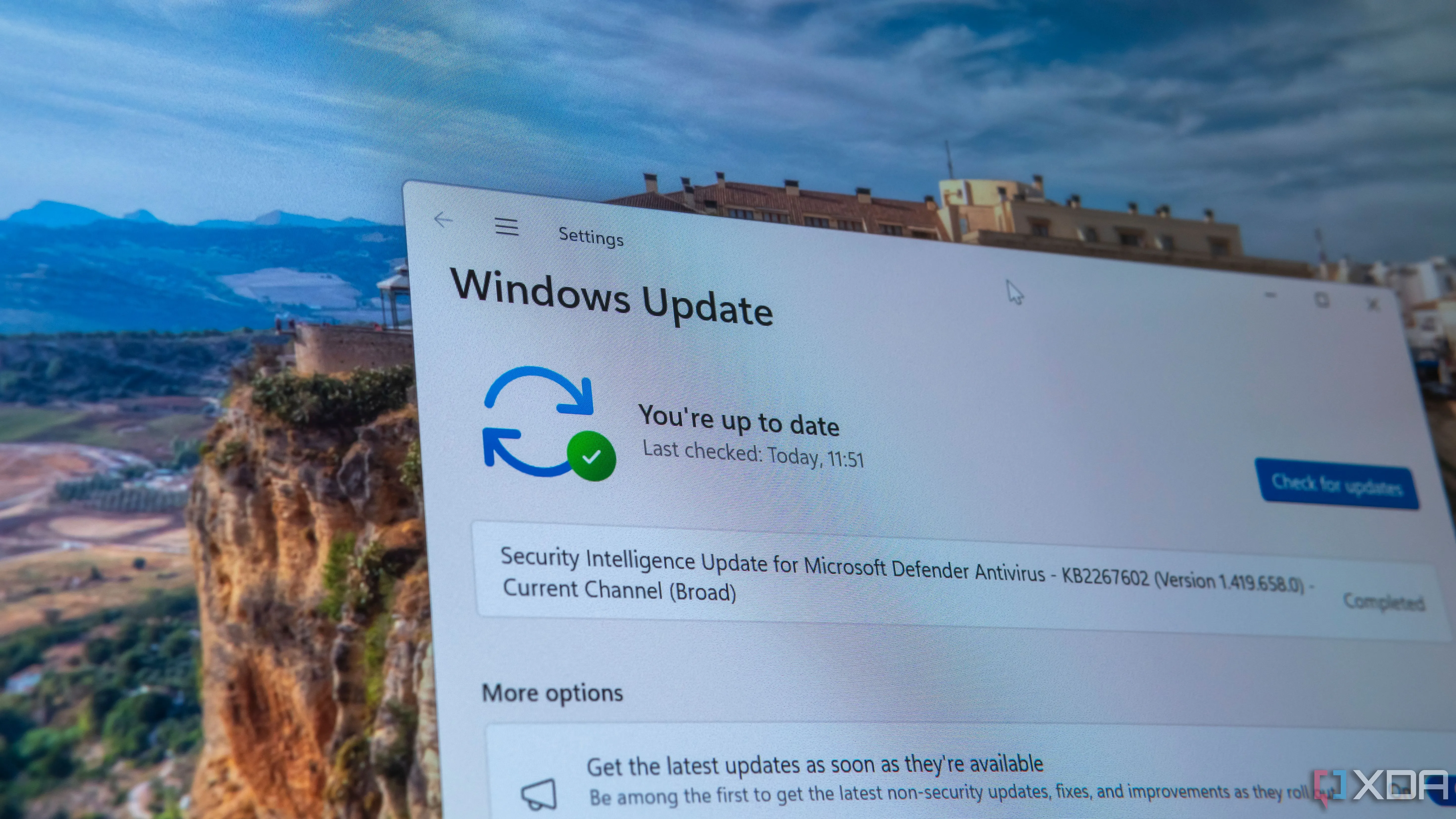 Trang Windows Update trên Windows 11, hiển thị trạng thái cập nhật hệ thống và các bản vá bảo mật quan trọng cho PC.