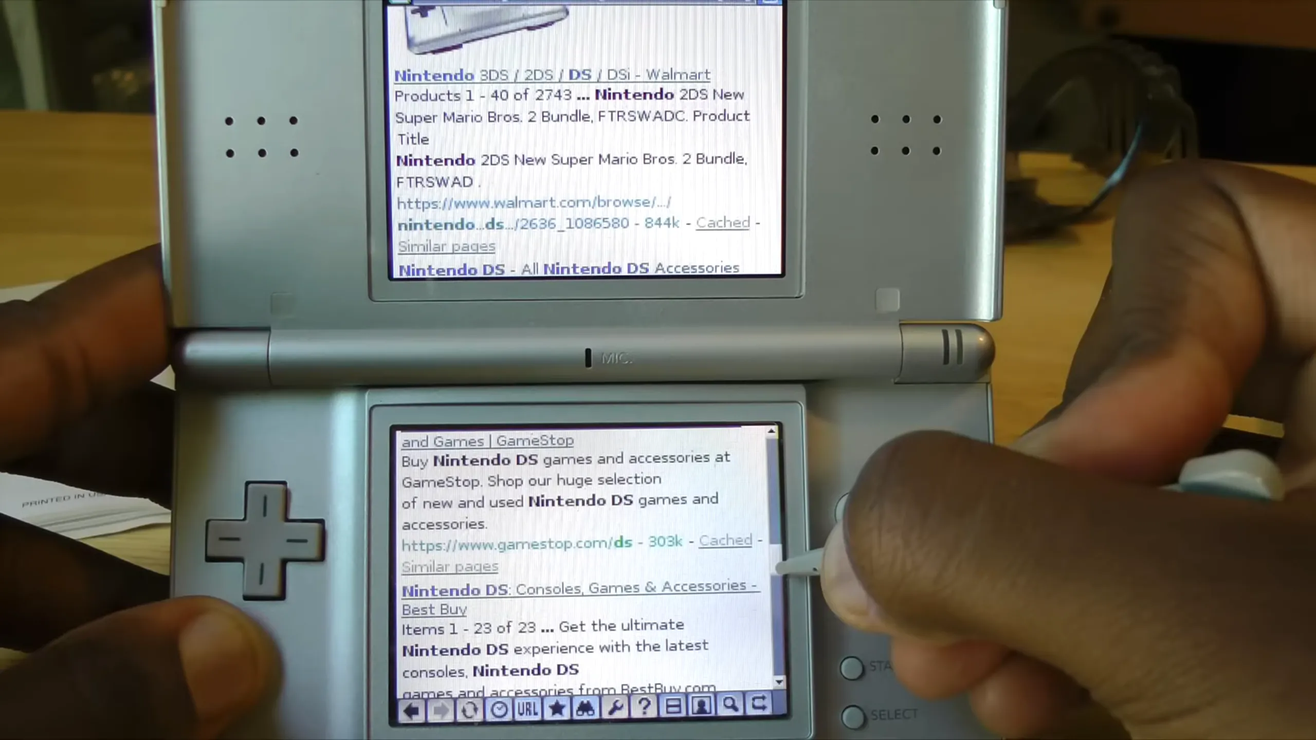 Trình duyệt Nintendo DS hiển thị kết quả tìm kiếm Google, minh họa tính năng độc đáo của DS.