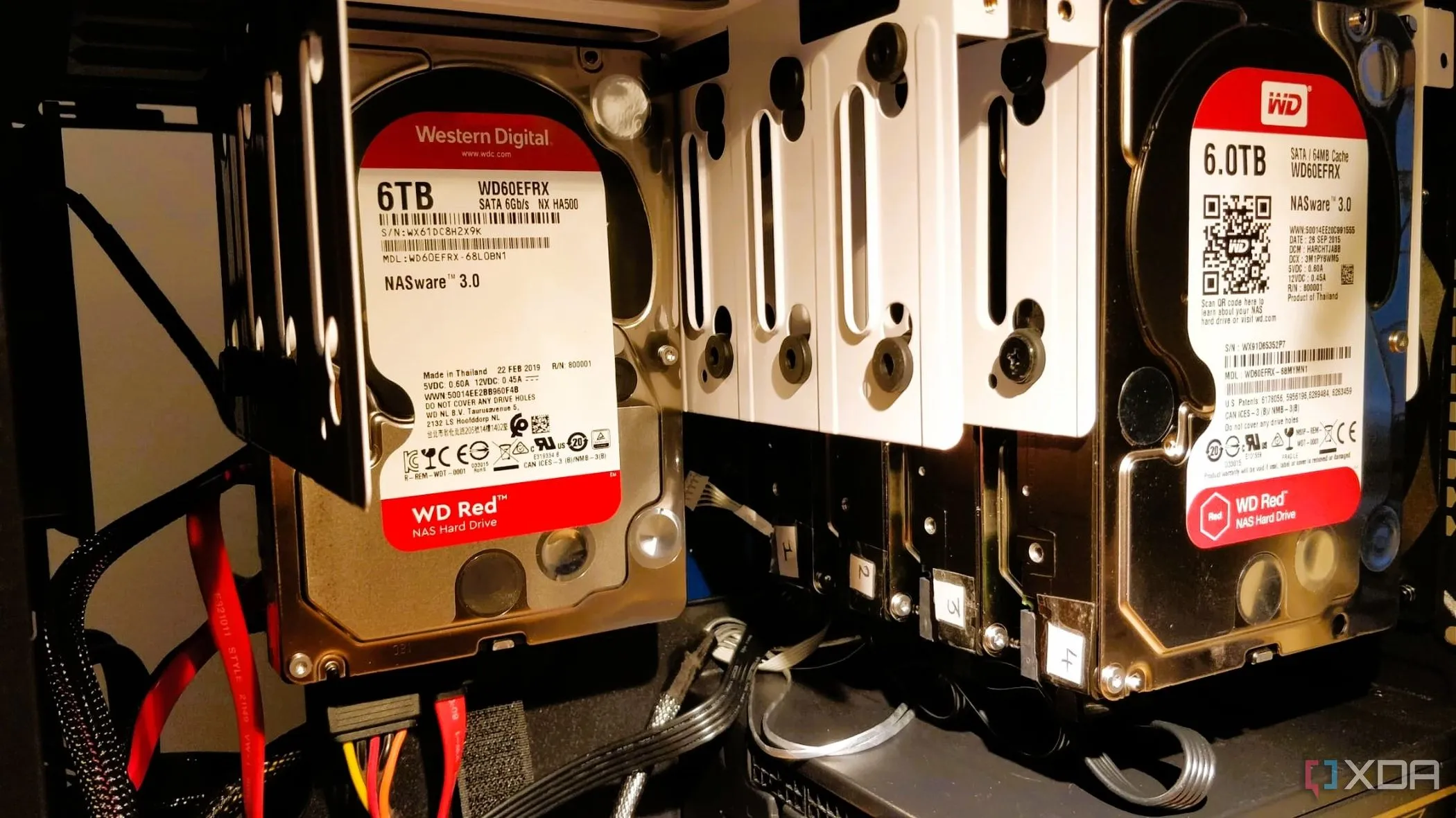 Tủ đựng nhiều ổ cứng HDD trong khay bảo vệ, biểu tượng cho việc lưu trữ dữ liệu lớn