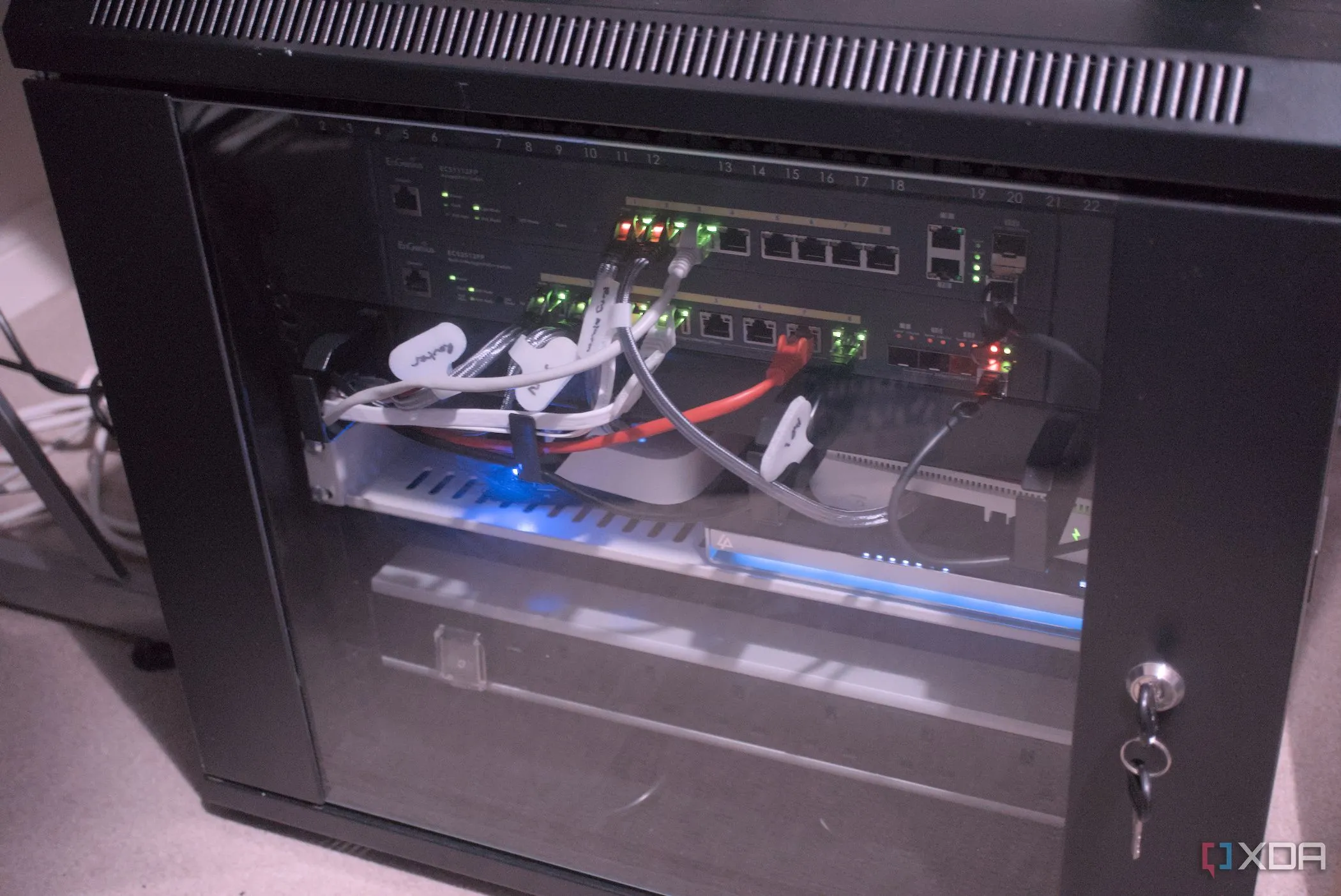 Tủ mạng máy chủ, biểu tượng cho việc quản lý hệ thống và mạng dễ dàng hơn với PowerShell