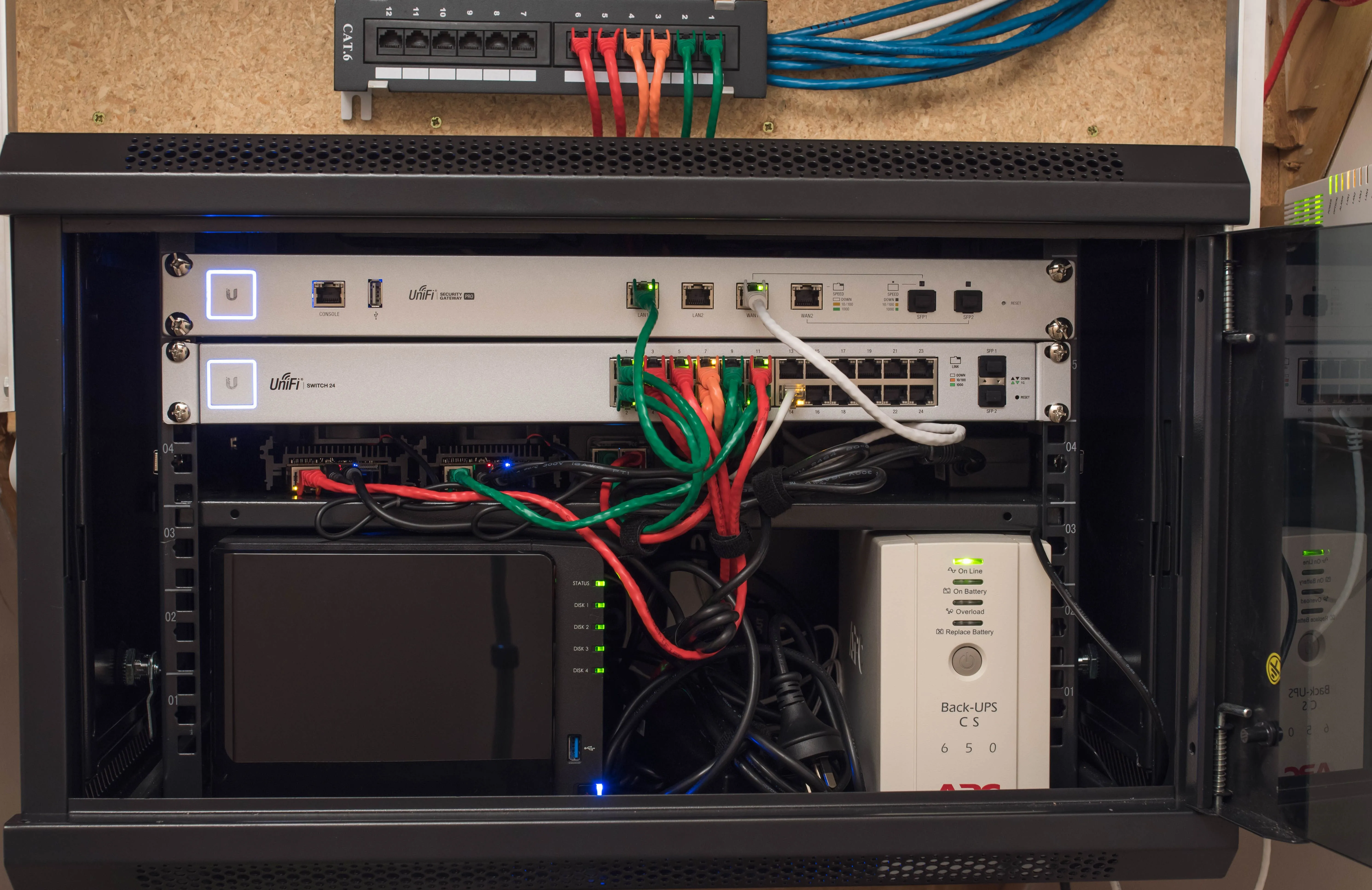 Tủ rack chứa homelab với các máy chủ và thiết bị mạng
