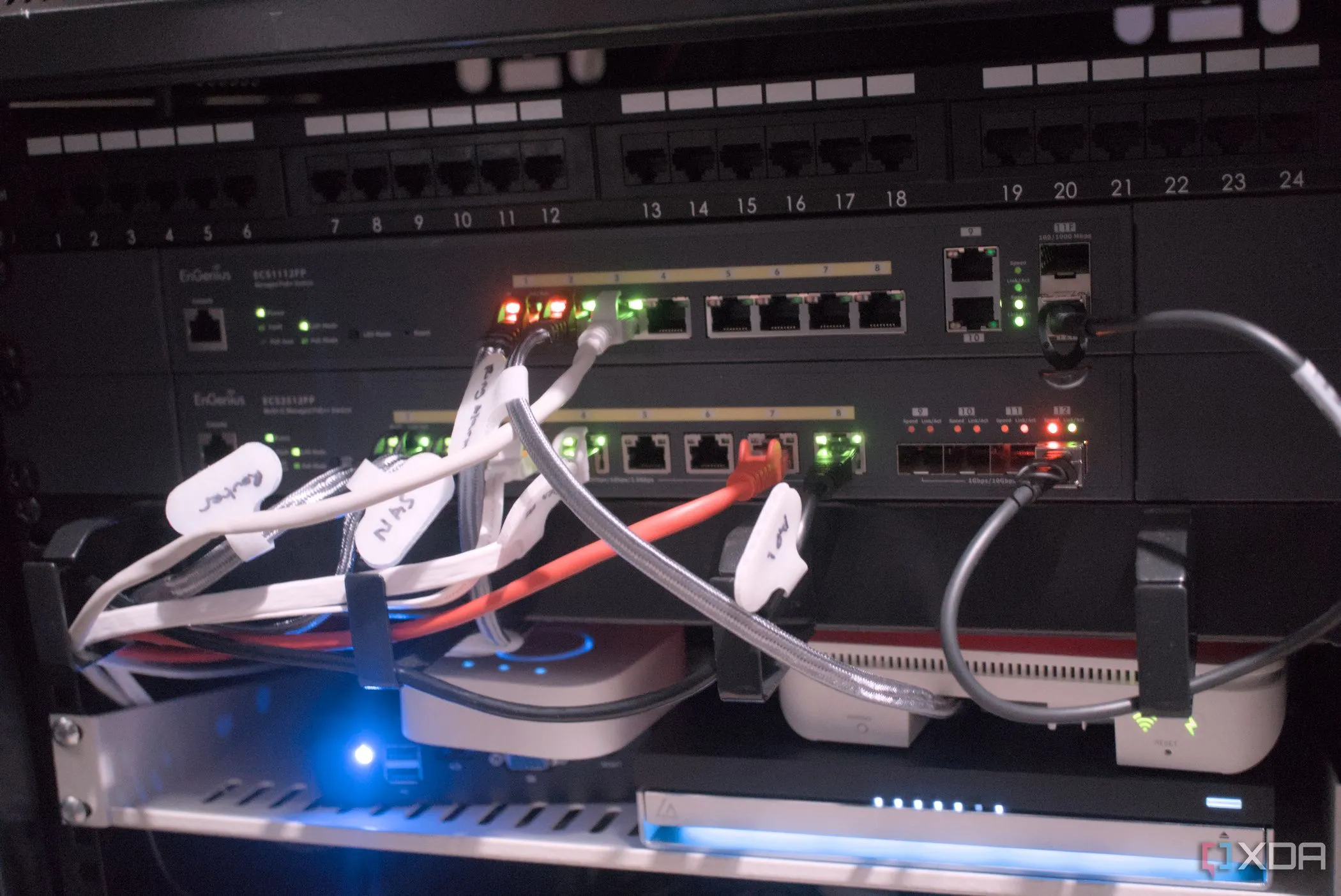 Tủ rack mạng với nhiều switch và thiết bị kết nối
