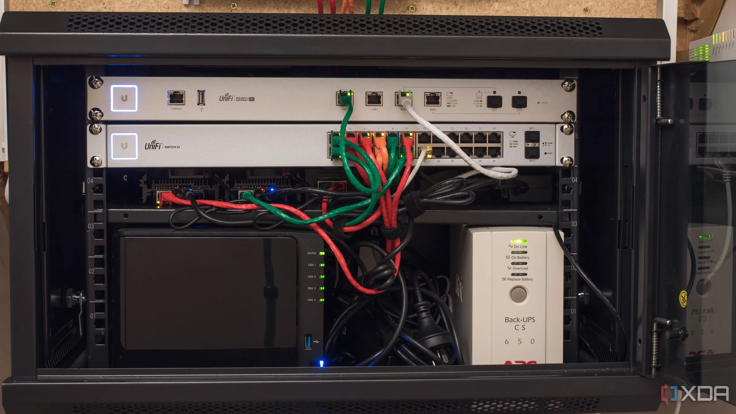Tủ server nhỏ gọn trong home lab, chứa các thiết bị mạng và máy chủ, thể hiện sự đầu tư vào hệ thống ổn định