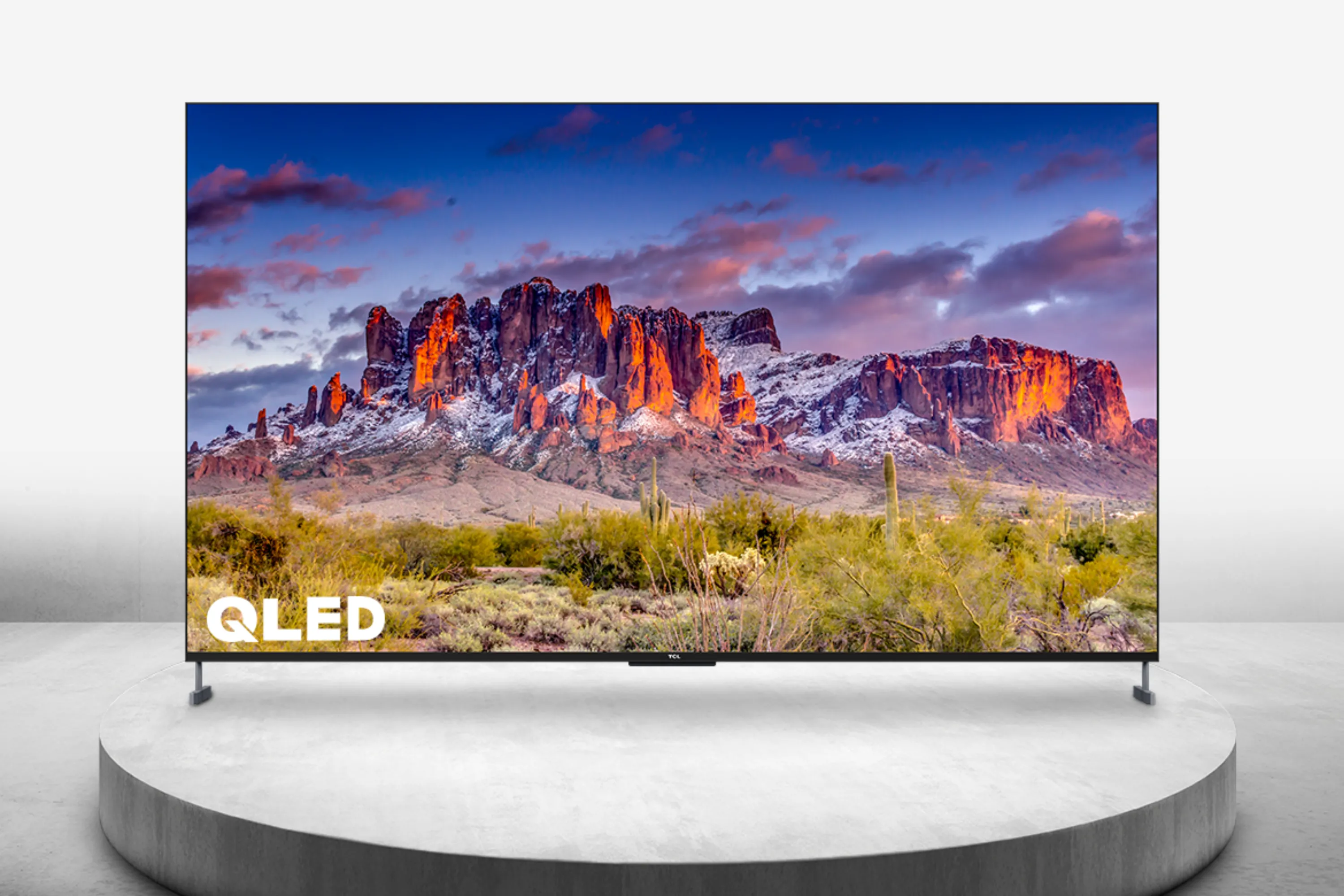 TV QLED TCL 98 inch trên bệ đá cẩm thạch hiển thị cảnh núi non hùng vĩ