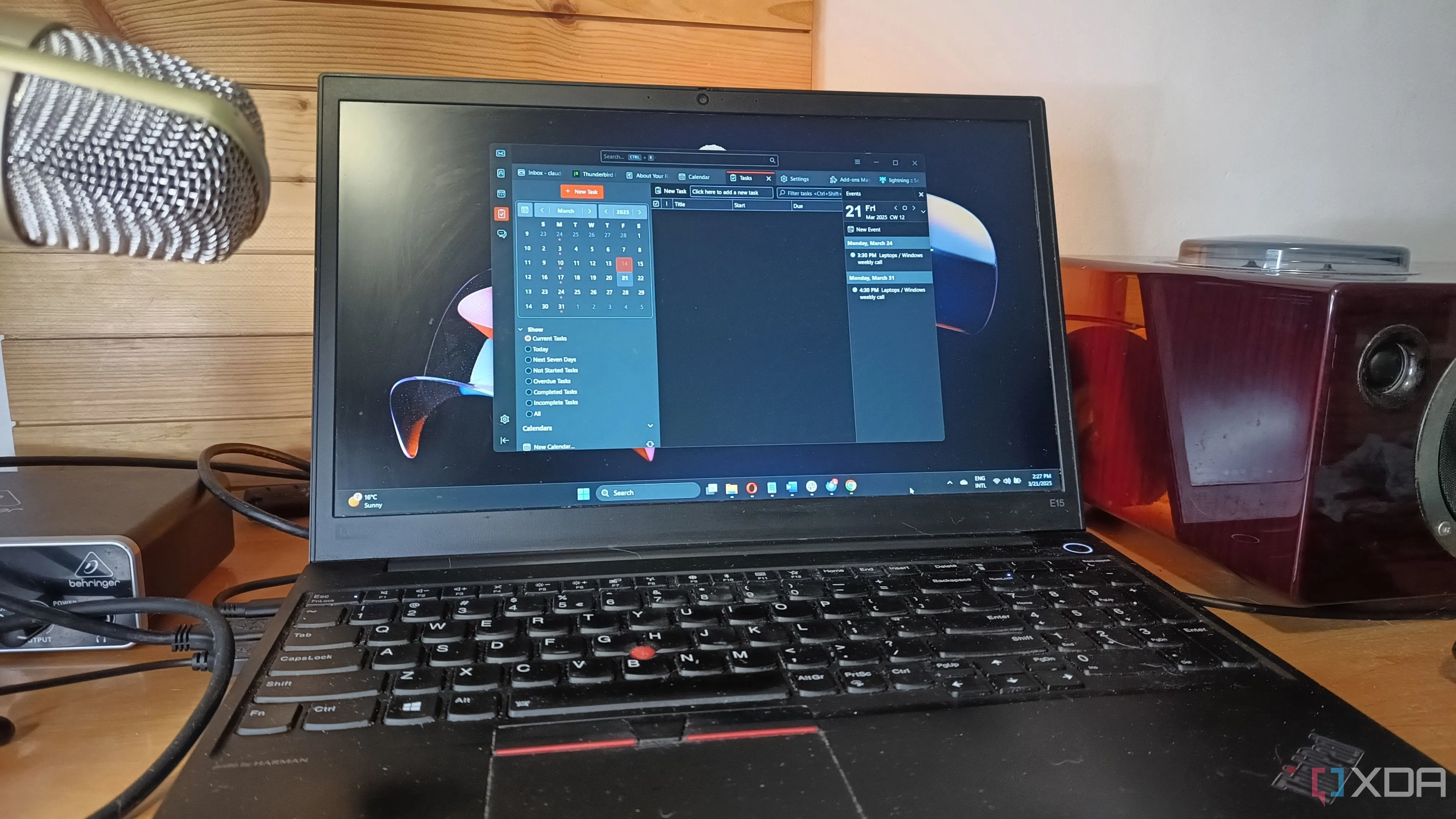 Ứng dụng email client Thunderbird đang chạy trên một laptop Windows 11