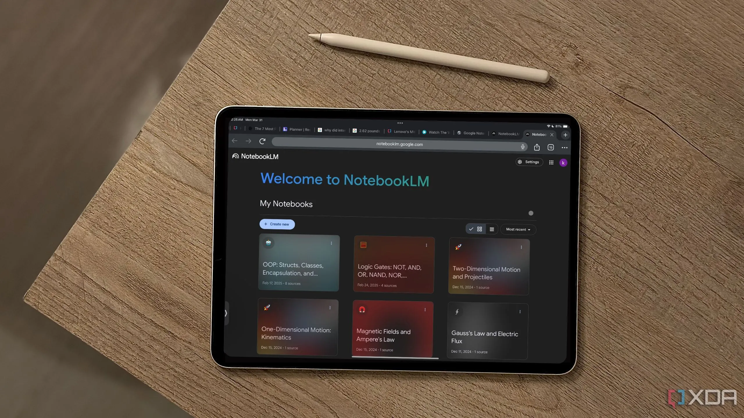 Ứng dụng NotebookLM trên iPad kèm Apple Pencil, thể hiện sự tiện lợi và linh hoạt