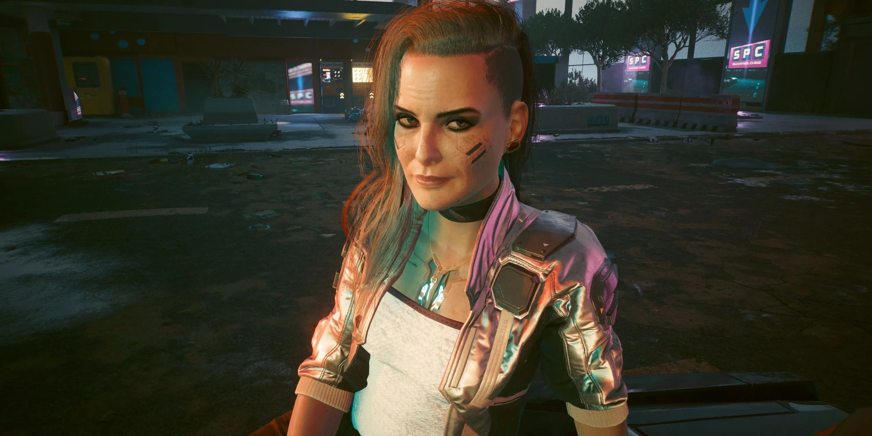 V tương tác với Rogue, một nhân vật quan trọng trong Cyberpunk 2077, trong một cảnh đối thoại.