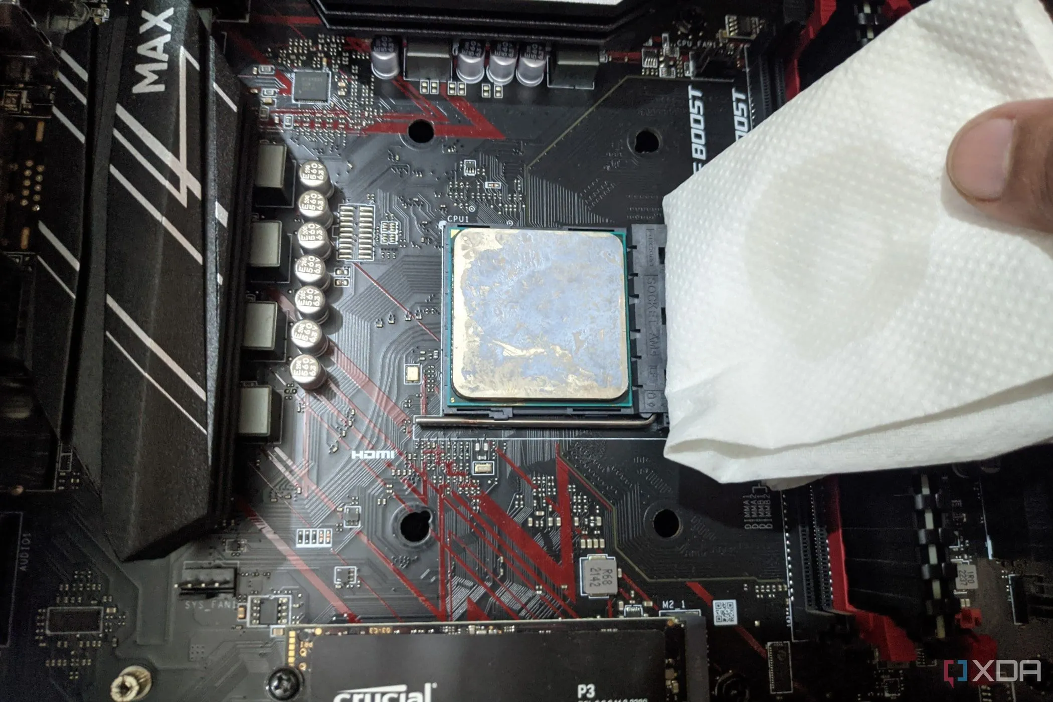 Vệ sinh keo tản nhiệt cũ trên CPU bằng cồn isopropyl và khăn giấy