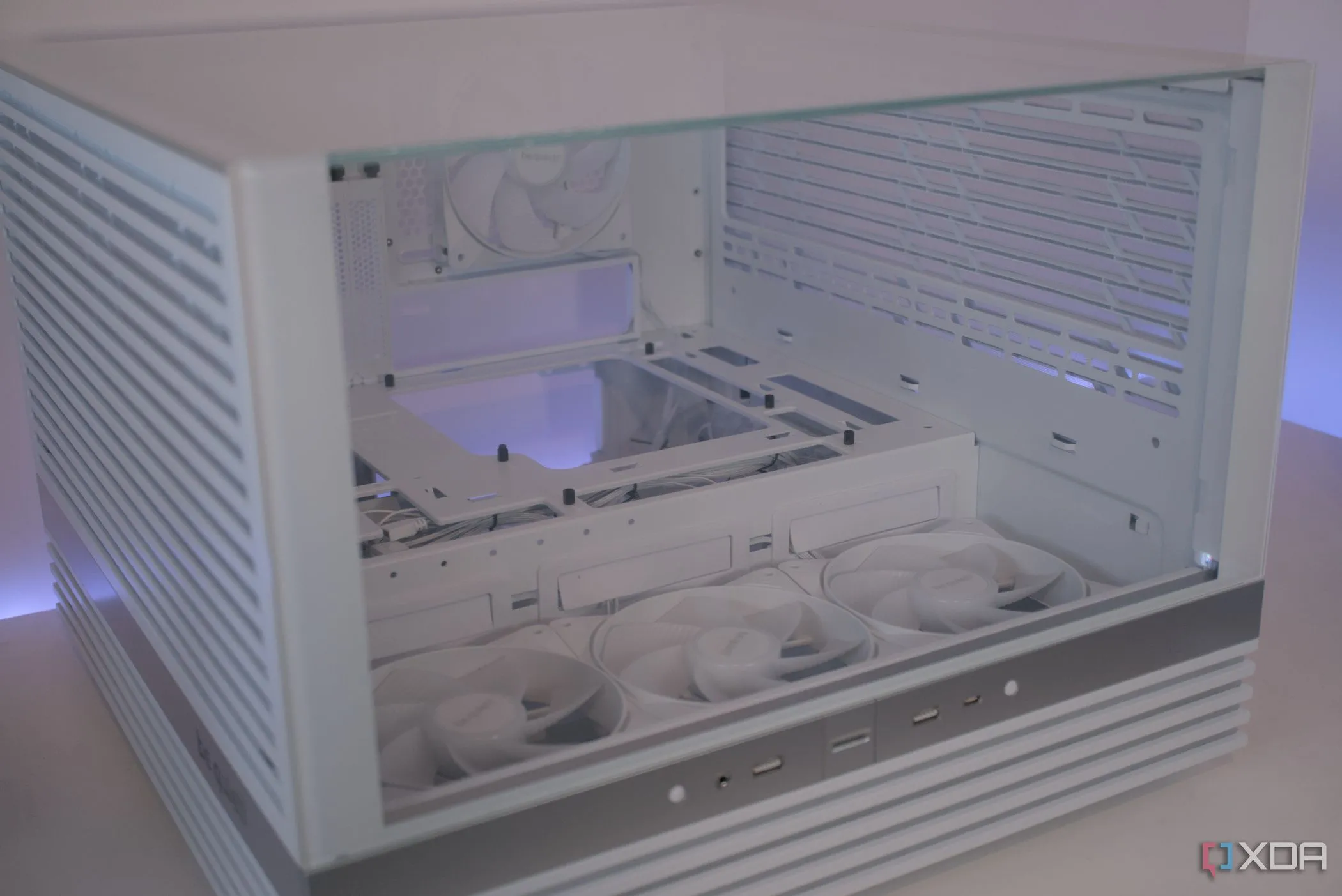 Vỏ case be quiet! Light Base 600 LX với mặt trước độc đáo, có thể hỗ trợ các cách lắp đặt linh kiện khác biệt, như lắp card đồ họa đứng.