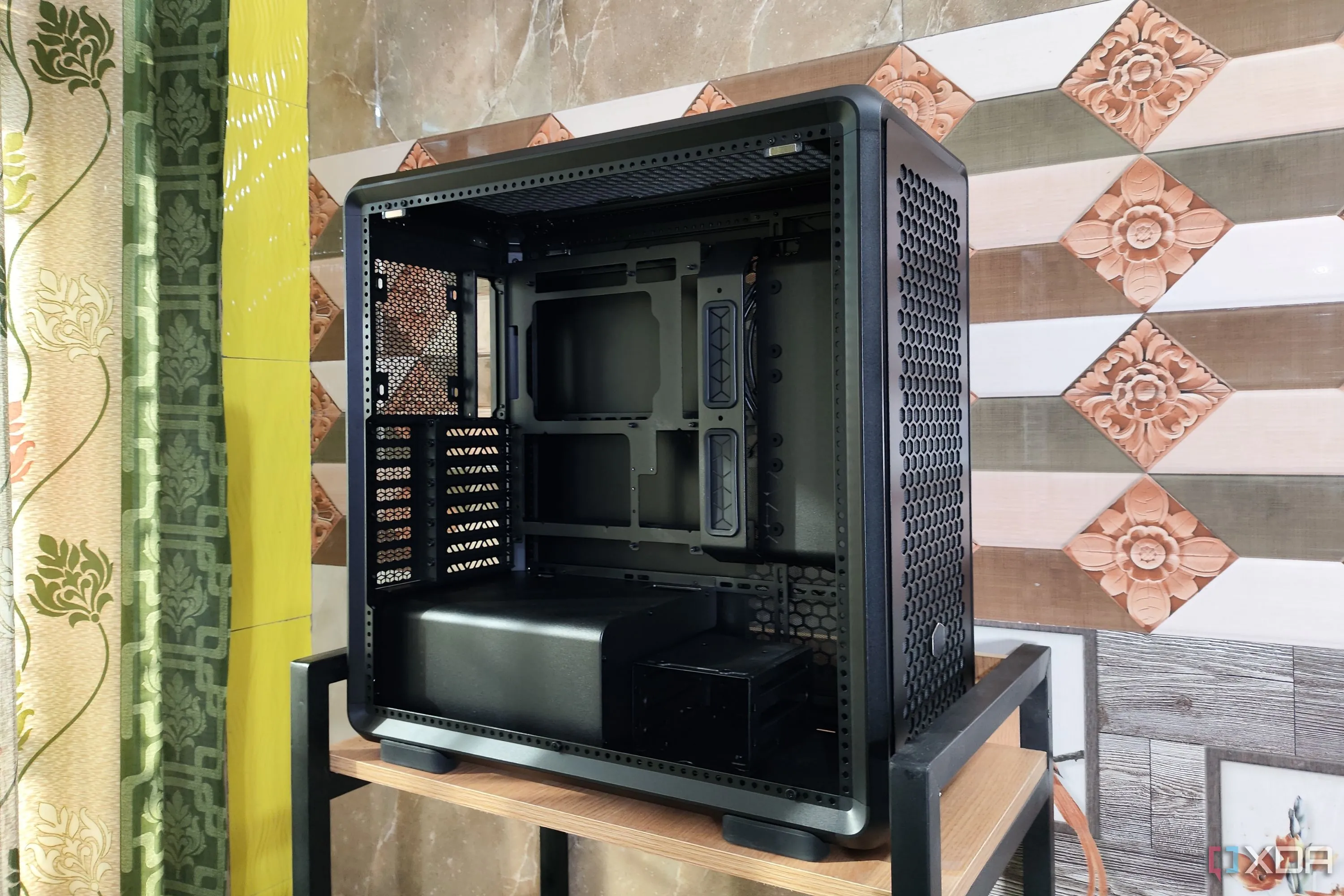 Vỏ case Cooler Master MasterFrame 600 với mặt trước được tháo rời, thể hiện không gian rộng rãi để lắp đặt linh kiện