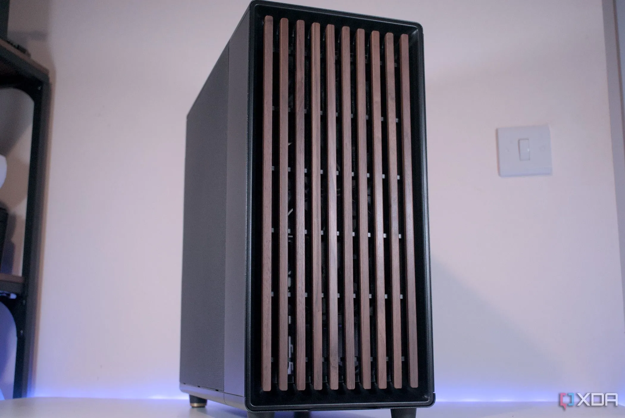 Vỏ case máy tính Fractal Design North màu đen với mặt trước bằng gỗ