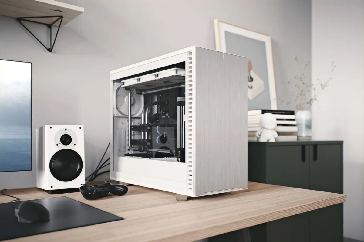 Vỏ case PC màu bạc với mặt hông kính cường lực, minh họa sự đa dạng về thiết kế và vật liệu của các mẫu vỏ case hiện đại.