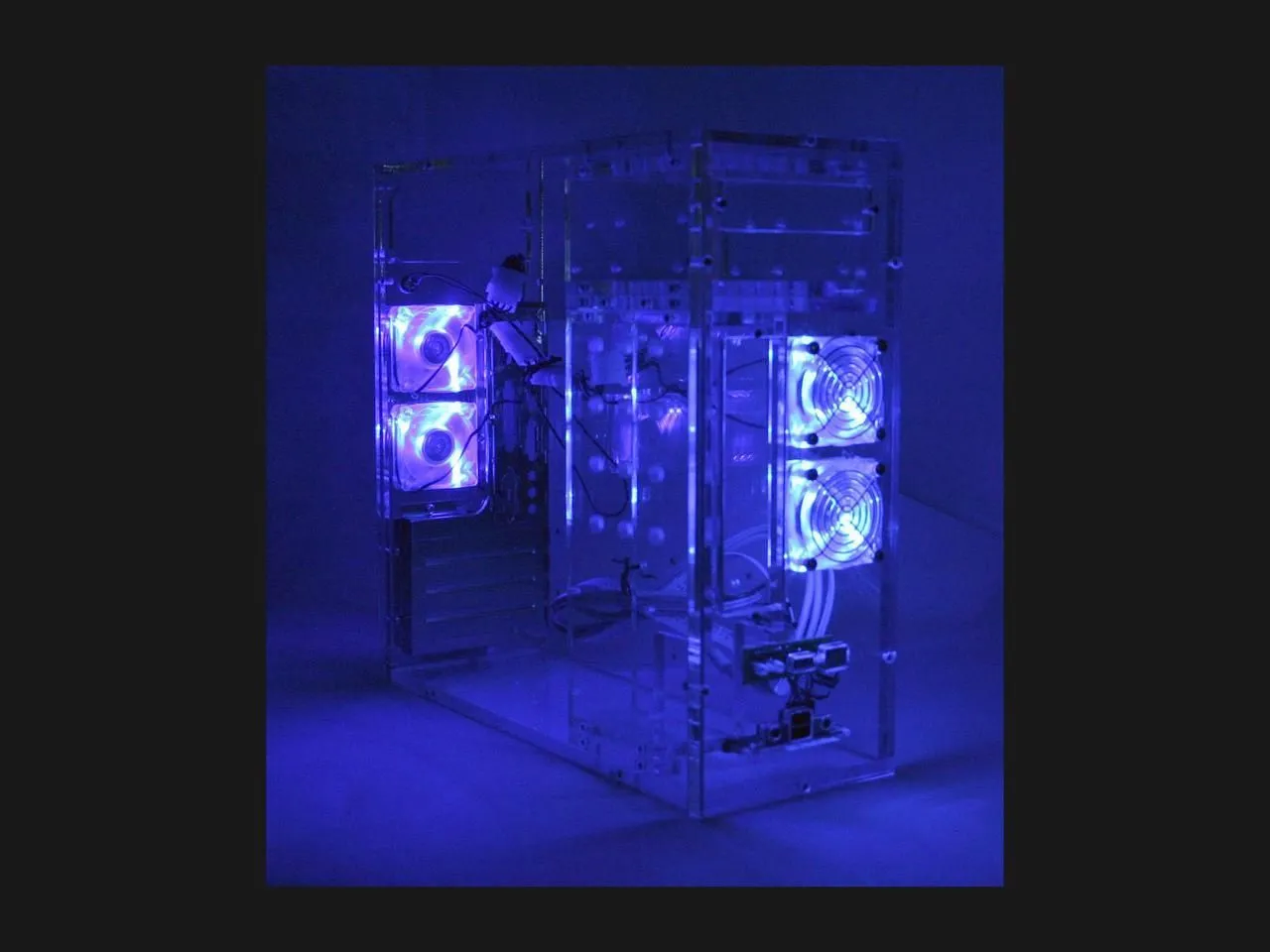 Vỏ case PC trong suốt với quạt màu xanh lam nhỏ phát sáng dưới ánh UV