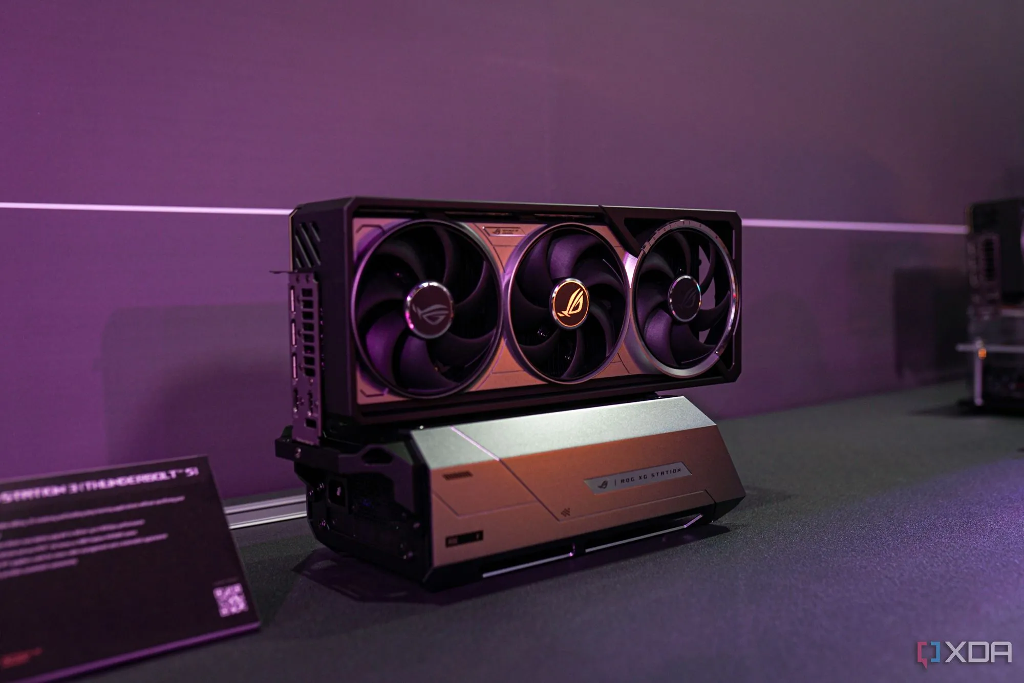 Vỏ eGPU ASUS XG Station 3, minh họa một giải pháp card đồ họa rời có khả năng nâng cấp linh hoạt