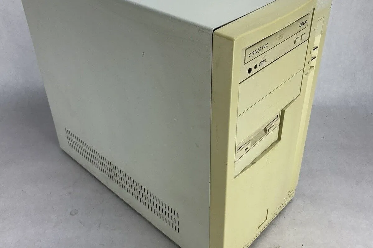 Vỏ máy tính PC đời cũ màu be, điển hình của các mẫu case khởi điểm phong trào độ PC thủ công.