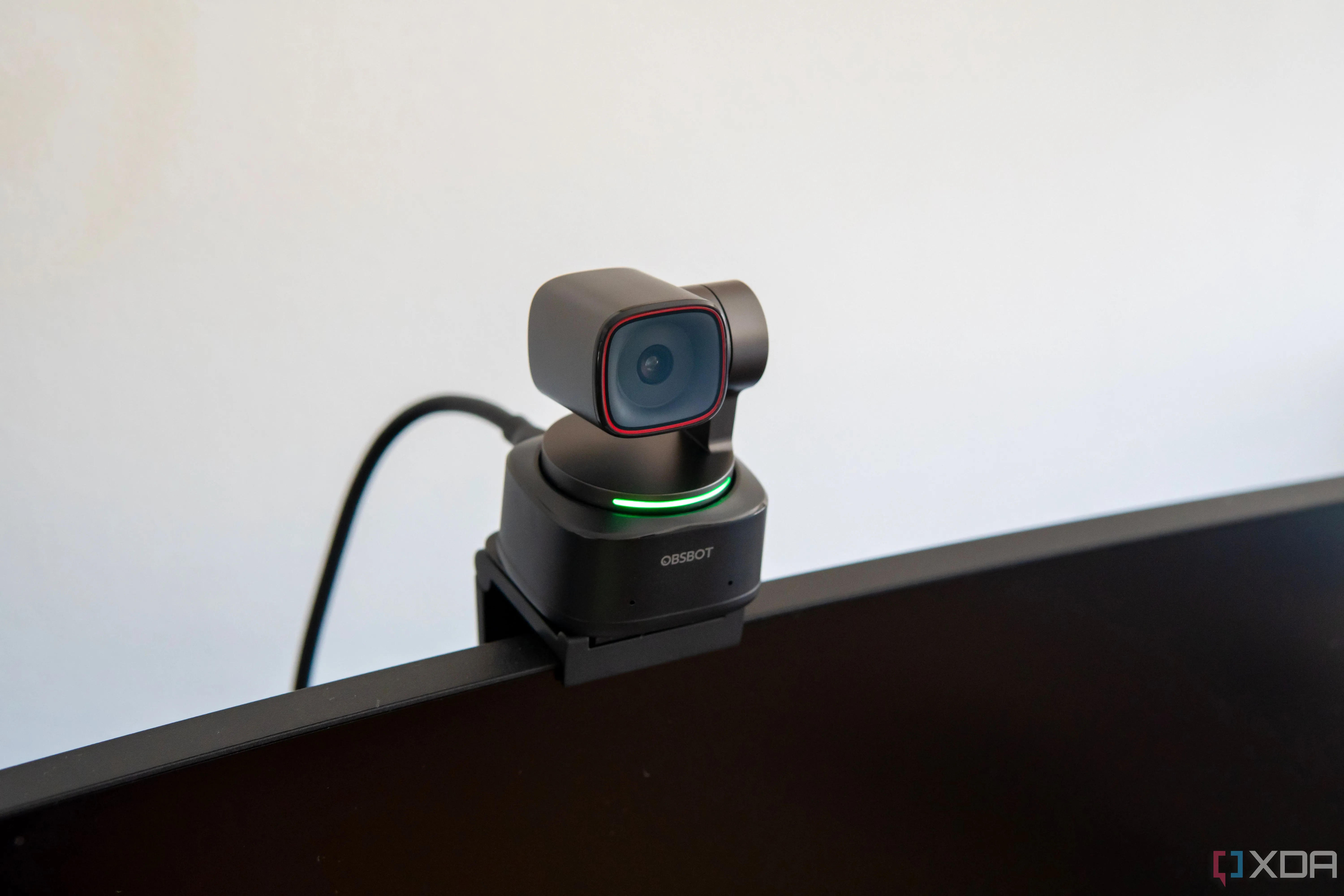 Webcam Obsbot Tiny 2 gắn trên màn hình, cho thấy thiết kế nhỏ gọn và trục xoay linh hoạt